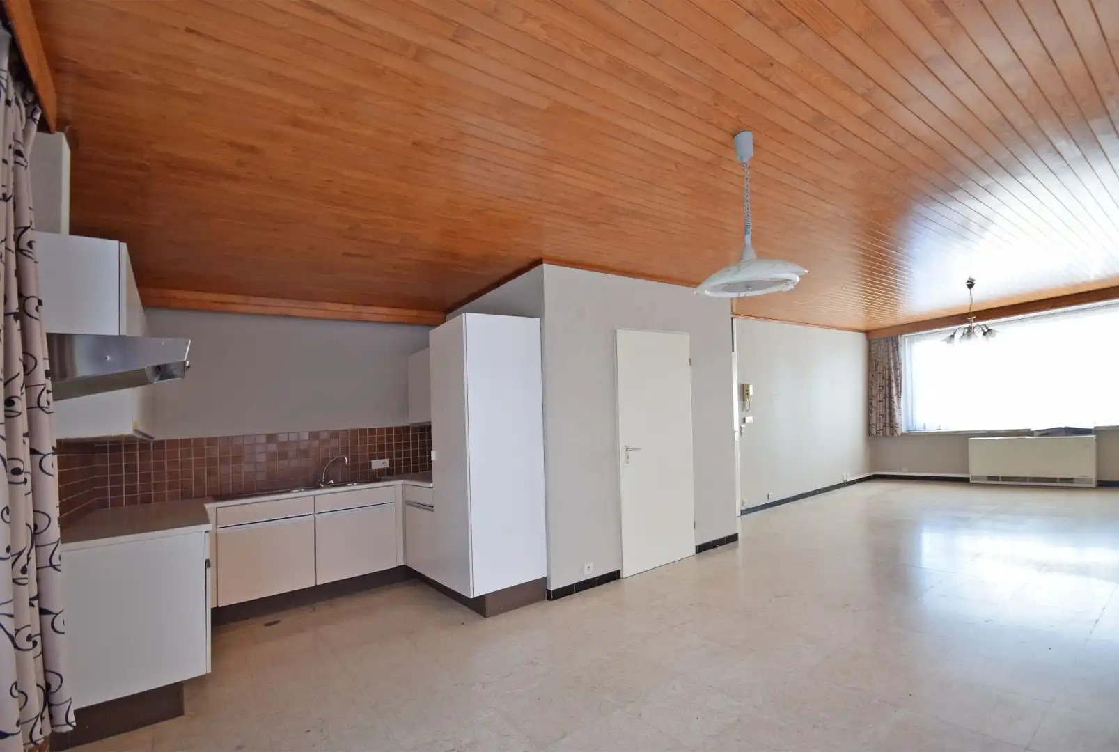 GELIJKVLOERS APPARTEMENT MET 2 SLAAPKAMERS foto 3