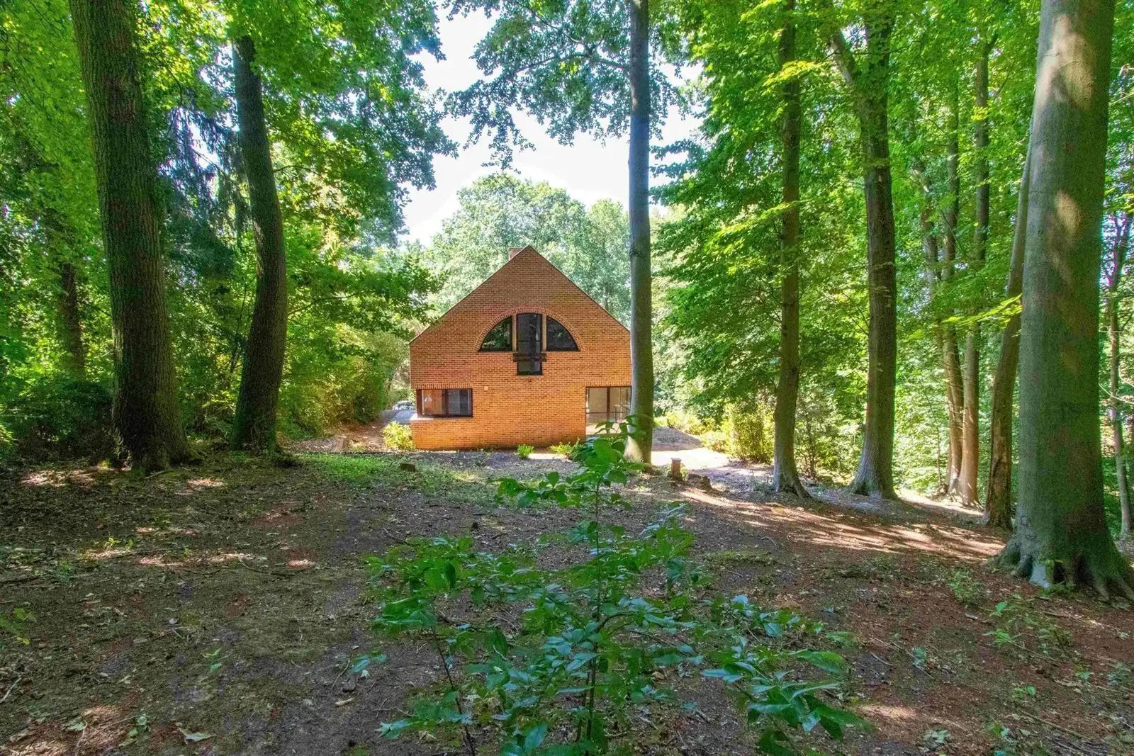 Villa met 3 slaapkamers, garage en mooie tuin foto 2