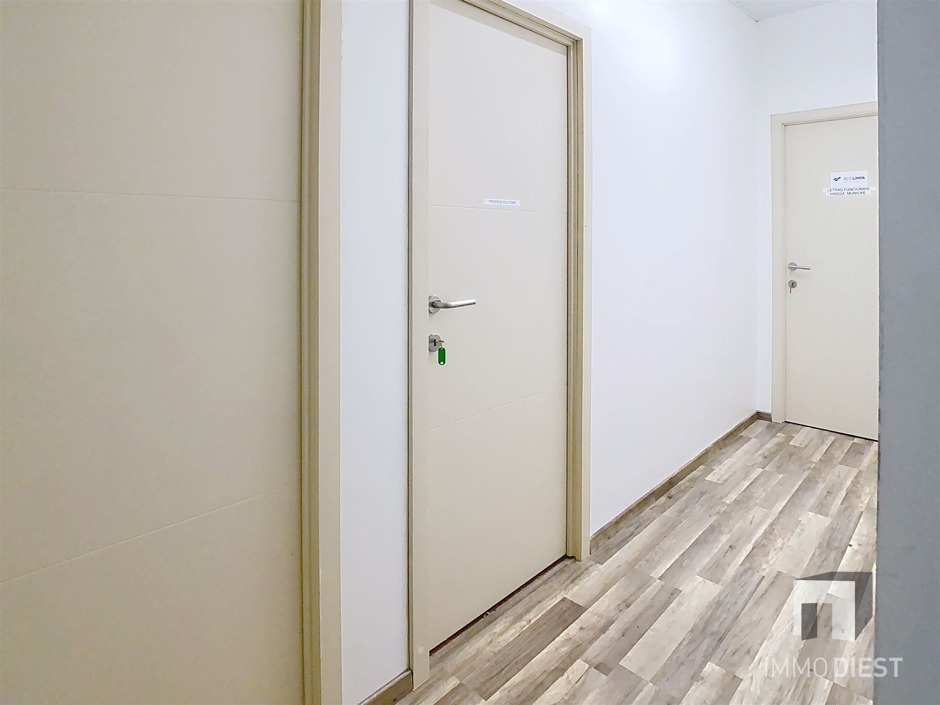 Industrieel gebouw met magazijnen en burelen foto 21