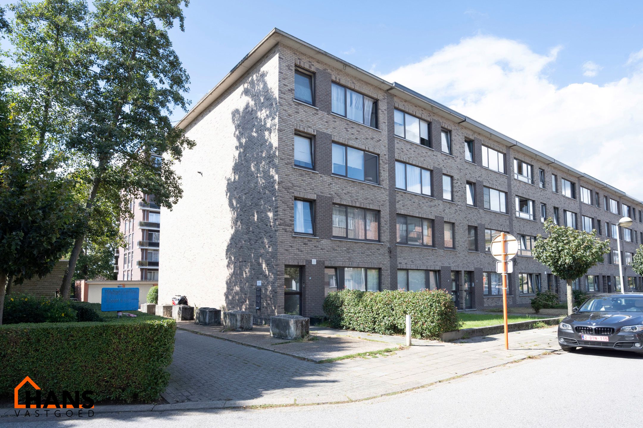 Deels gerenoveerd gelijkvloers appartement. foto {{pictureIndex}}