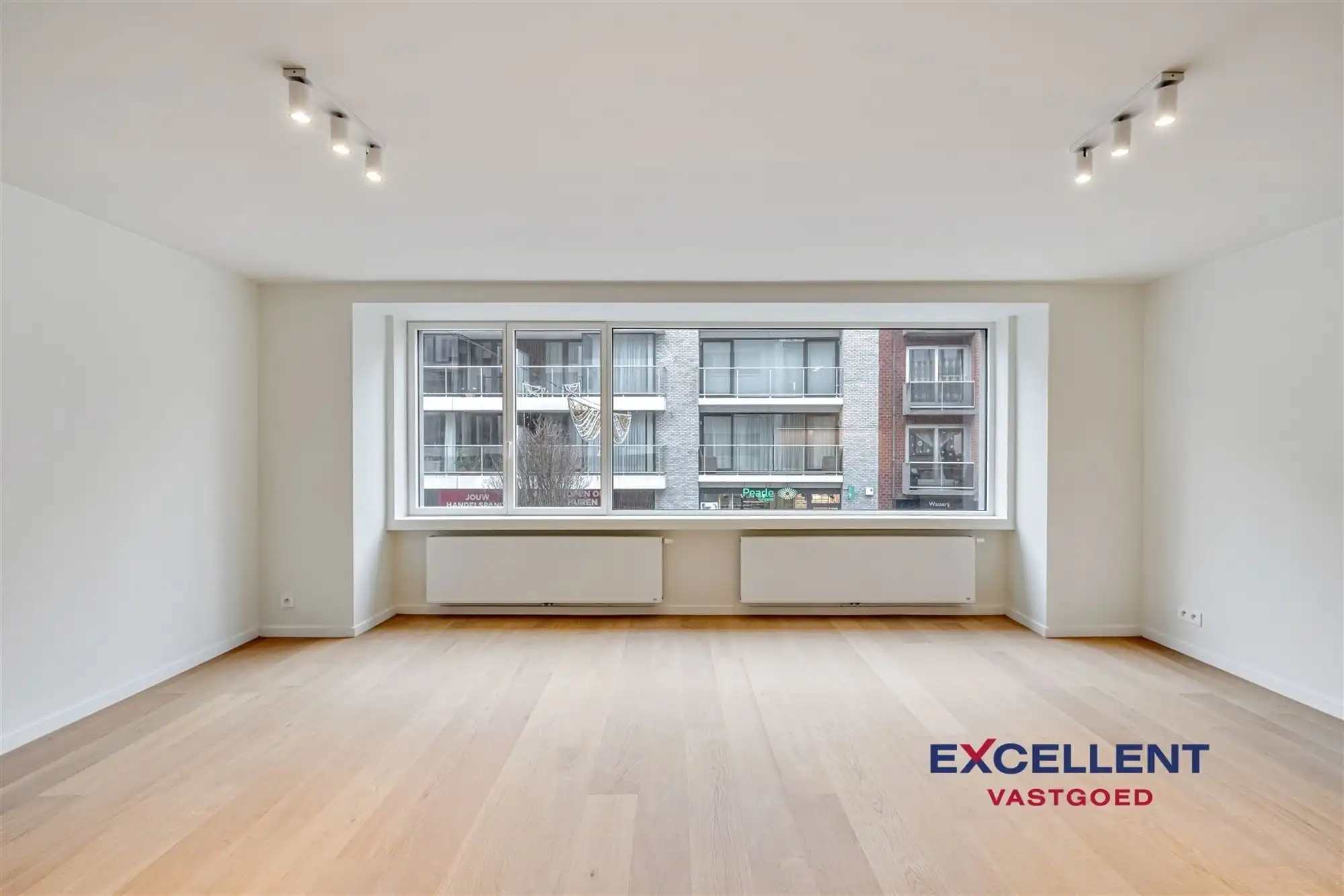 Volledig gerenoveerd 2-slaapkamer appartement centrum Deinze te huur foto 3