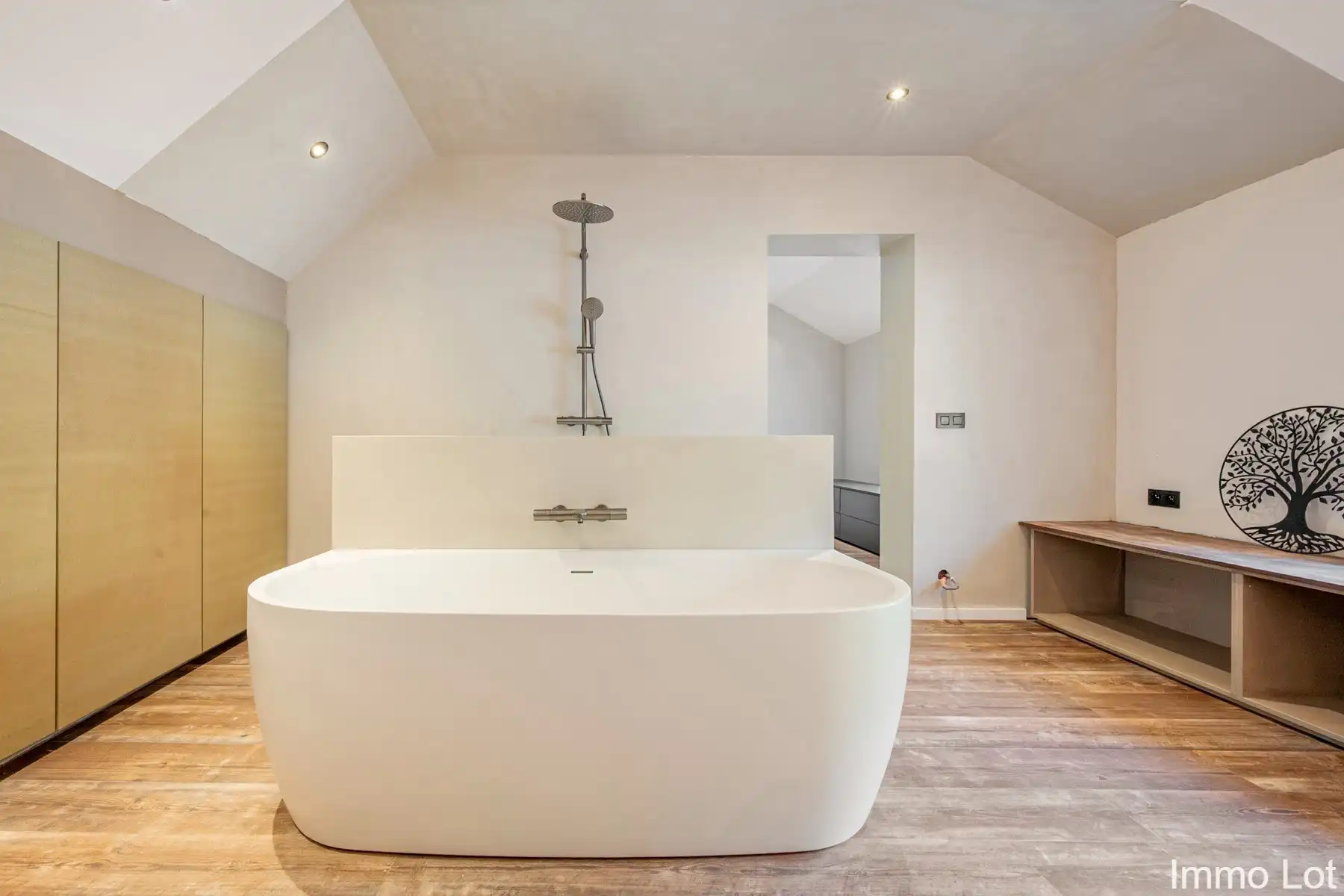 Woning met groot magazijn, dubbele garage en apart bureau foto 13
