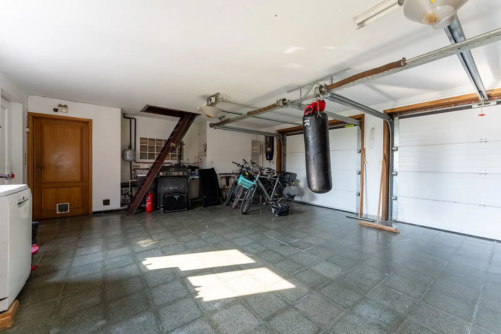 Zeer ruime woning op een perceel van 1000m² met dubbele garage in het landelijke Houtave. foto 20