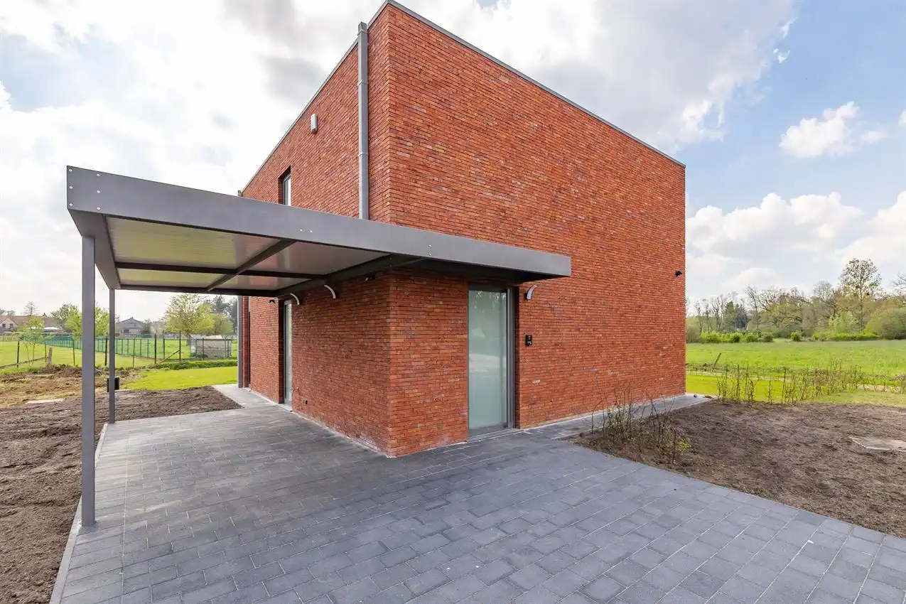 Nieuwbouwwoning, gunstig gelegen, 3 slpk, tuin, carport foto {{pictureIndex}}