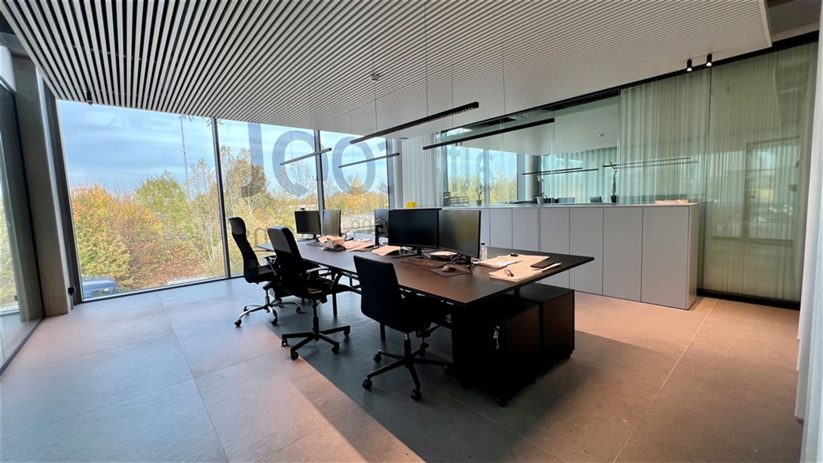 Moderne kantoren op zichtlocatie langs de E40 foto 4