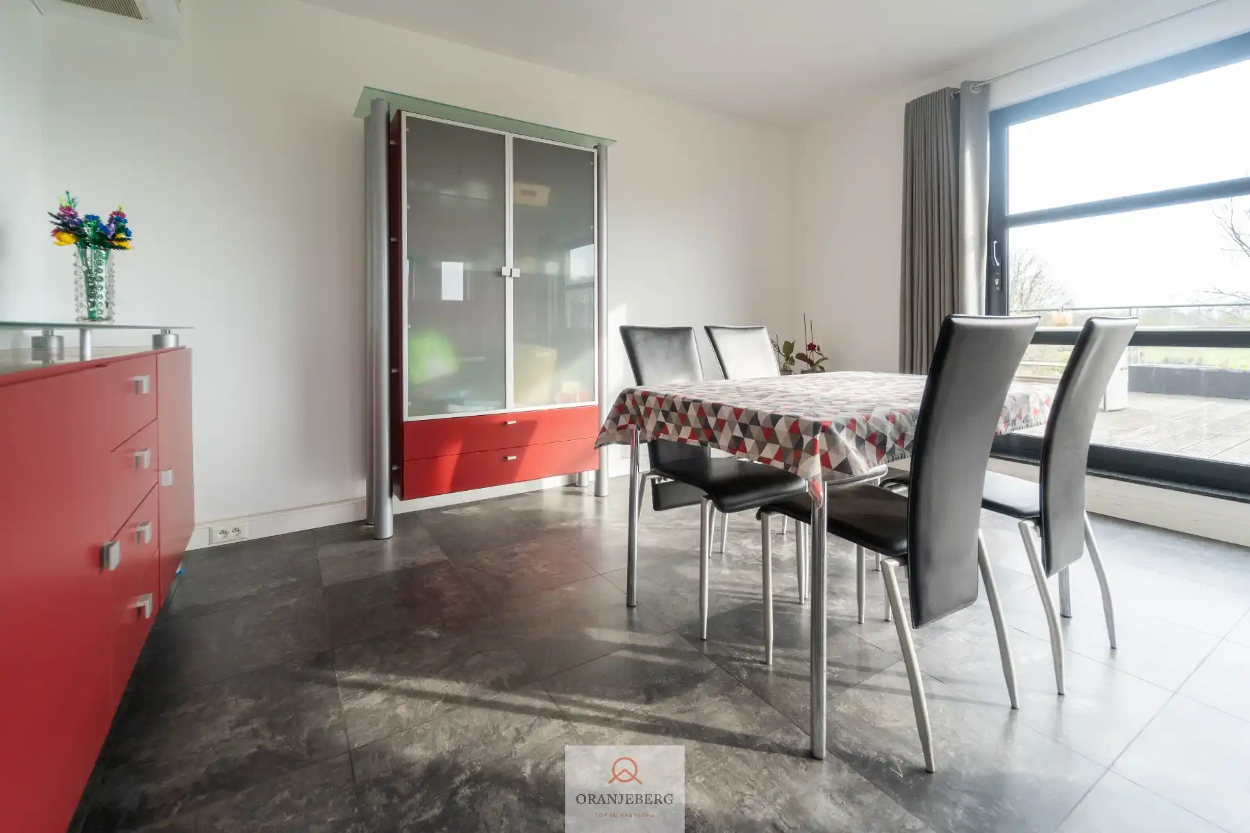 Magazijn met kantoor en woonst foto 10