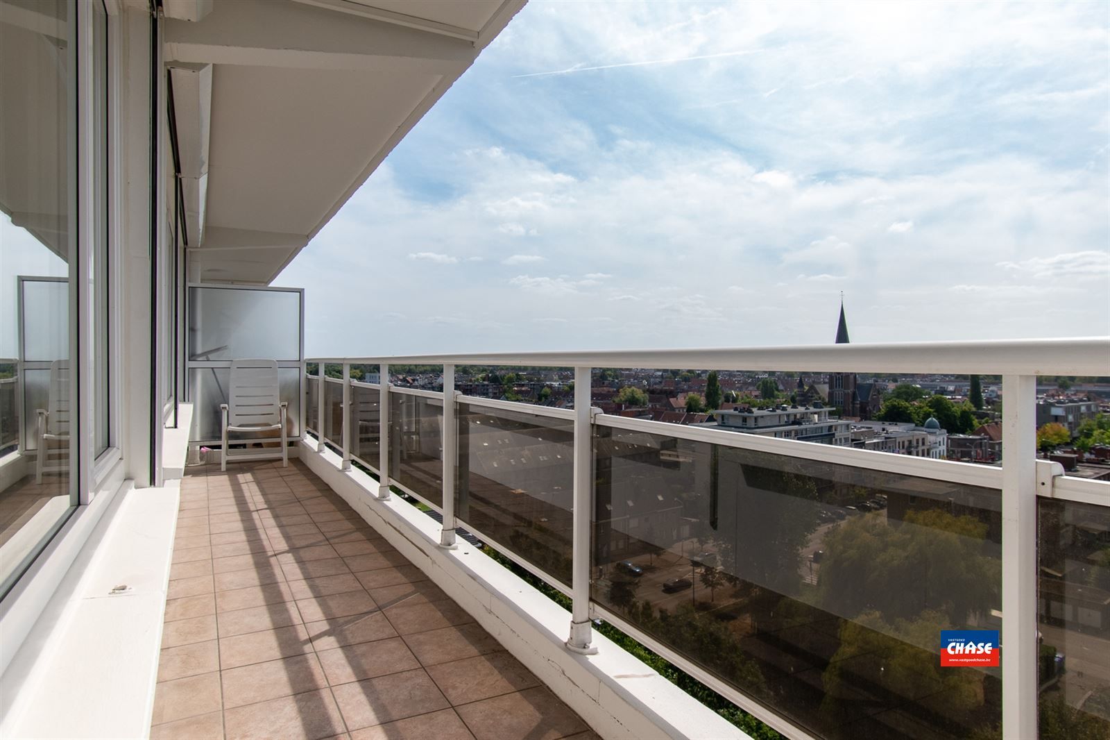 Instapklaar appartement met 2 slaapkamers en terras foto 4
