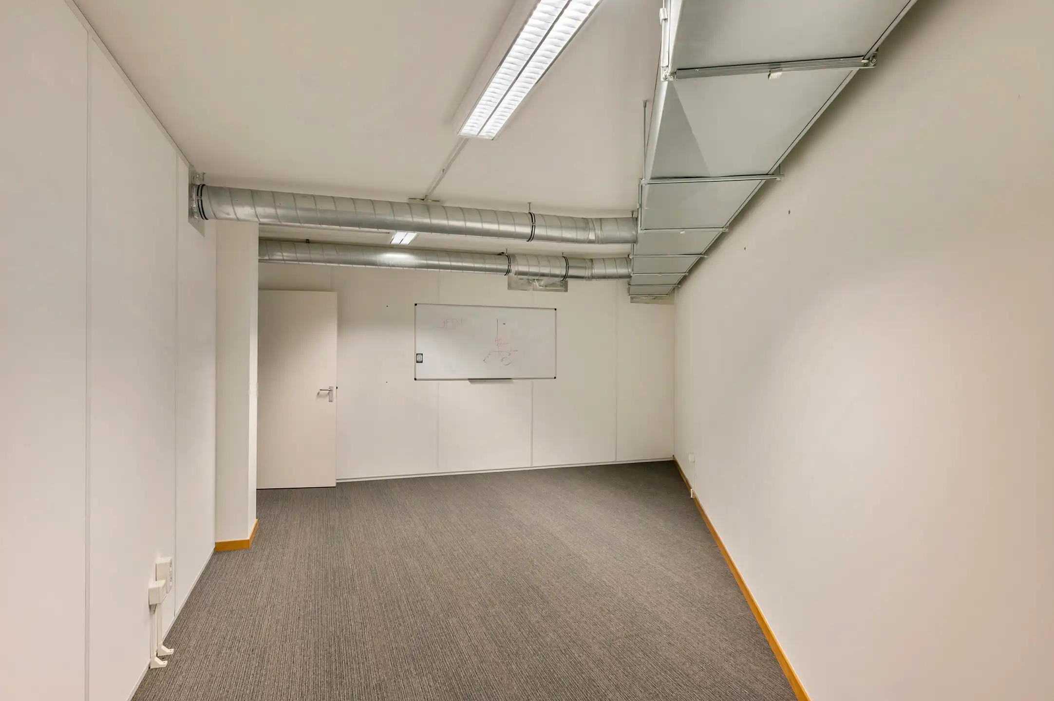 4 gerenoveerde kantoorruimtes (geheel of gedeeltelijk te huren) in een karaktervolle geklasseerde herenwoning met uitstekende bereikbaarheid en ruime parkeervoorzieningen. foto 34