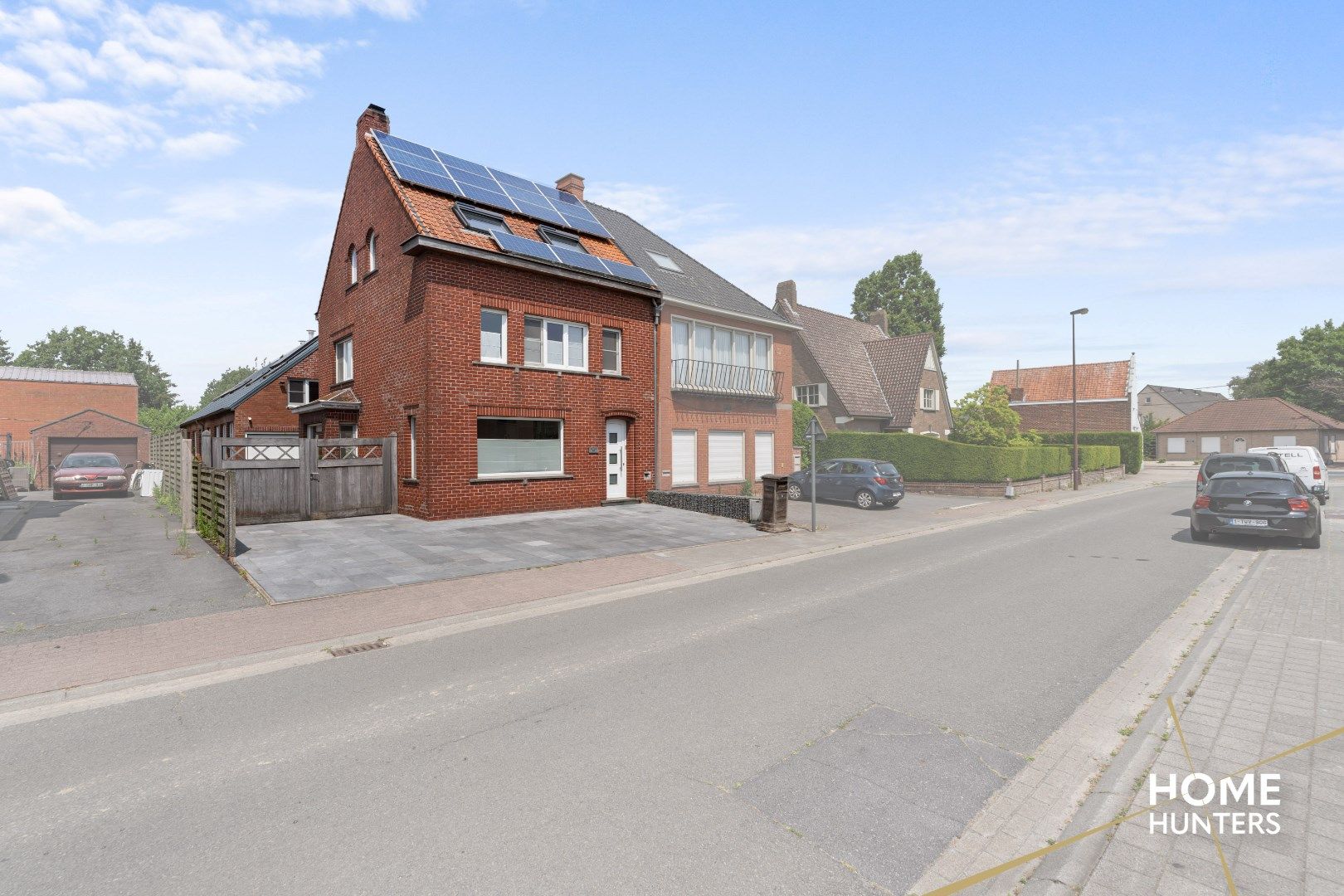 Instapklare gezinswoning met groot bijgebouw in Lichtervelde foto 2