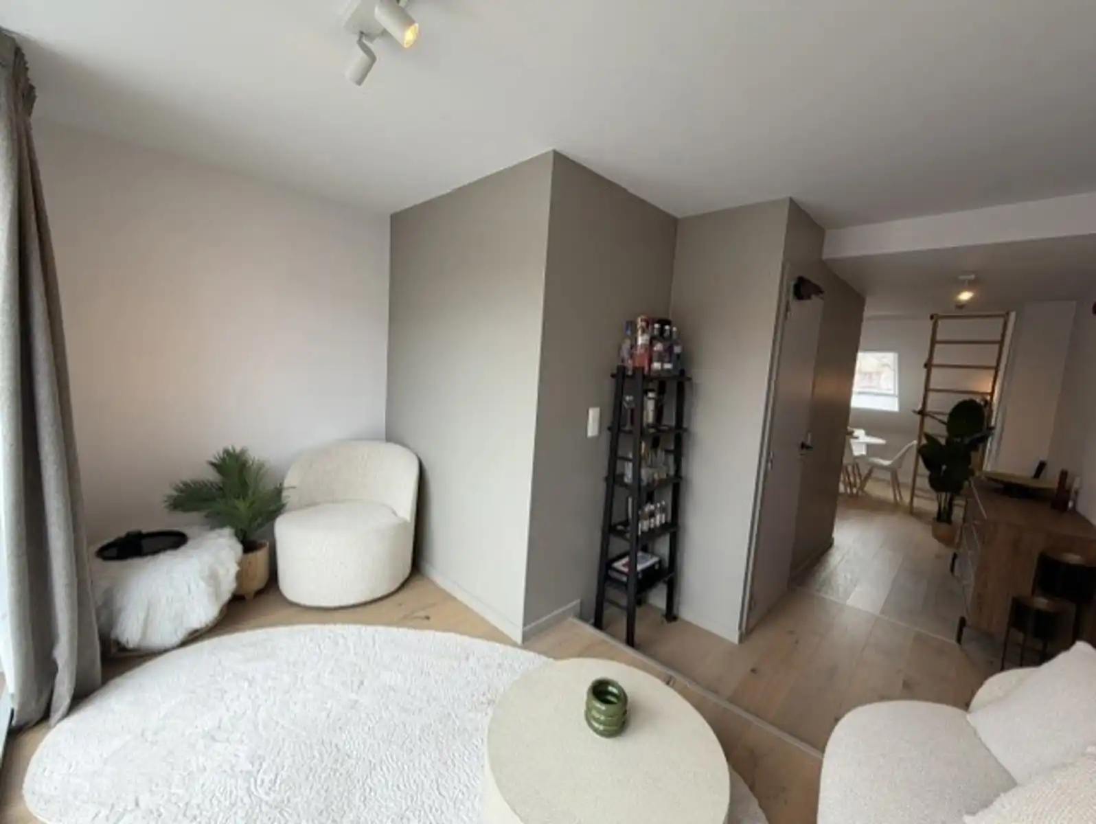 Gemeubelde duplex met airco en terras te huur voor 3 maanden foto 4