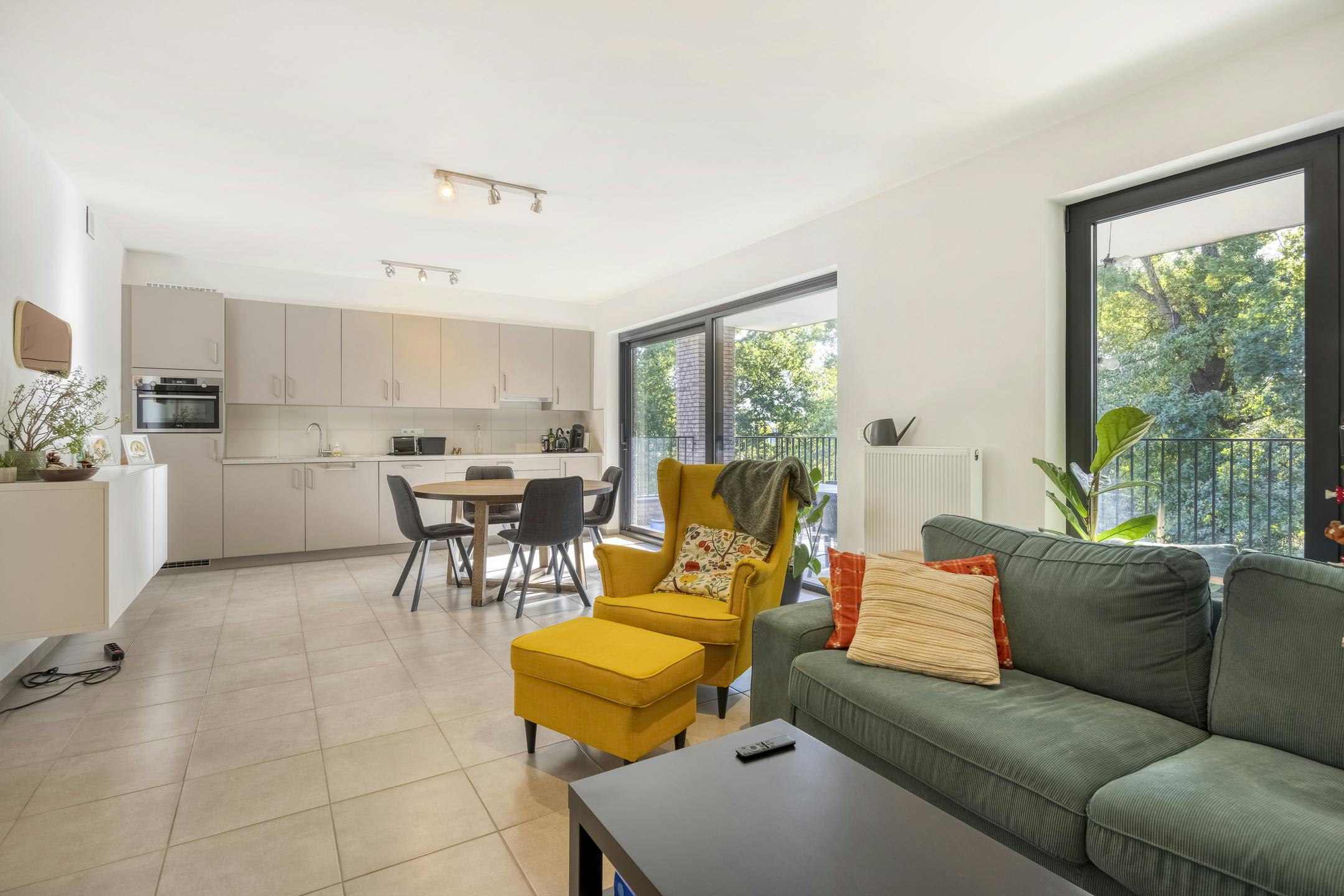 Modern 2-slpk appartement met terras en parking in Hasselt foto 4