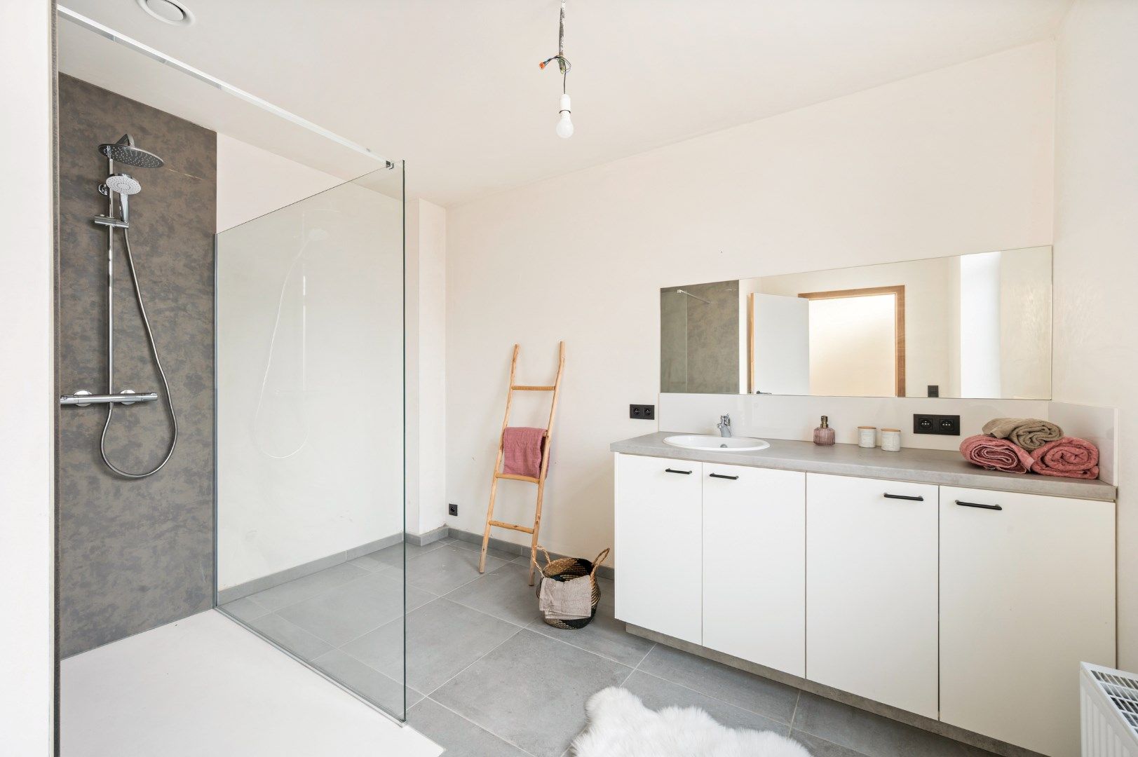 RECENT GERENOVEERDE WONING (2024) MET 3 SLPKS, RUIME TUIN EN MOGELIJKHEID DUBBELE GARAGE foto 10
