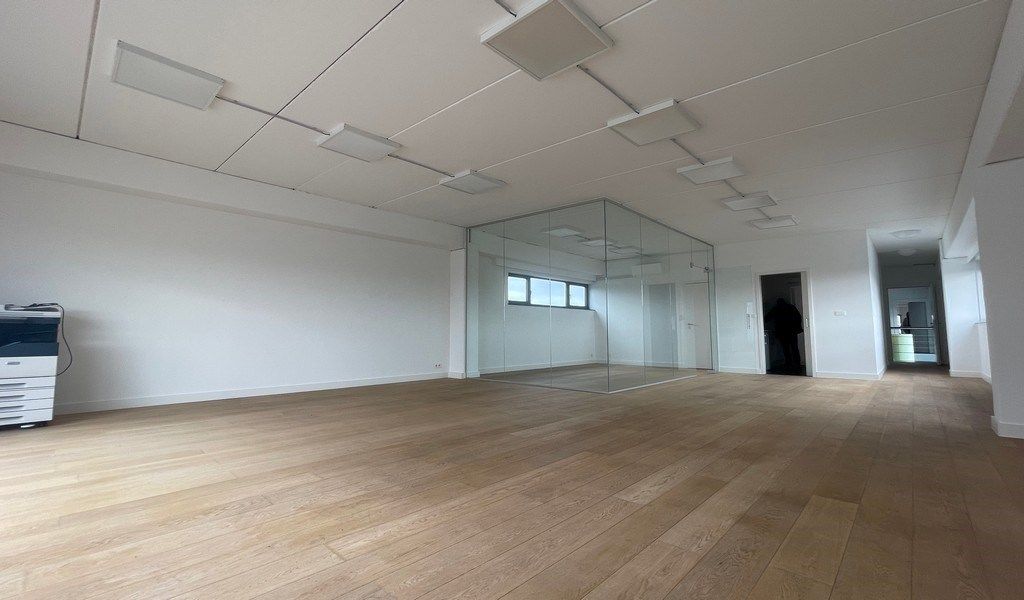 Recent kantoor met groot terras te huur in Kruibeke foto 8