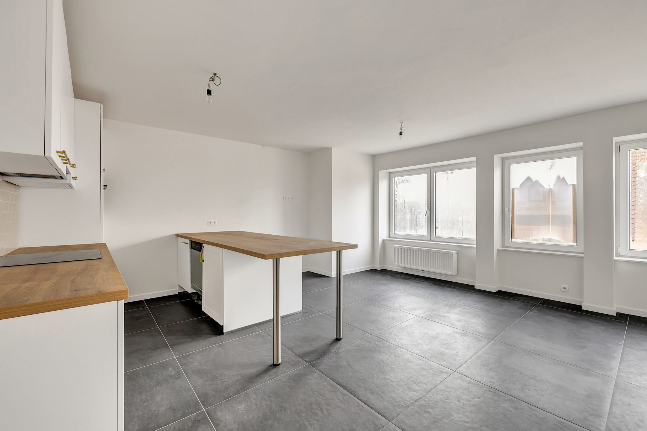 Totaal gerenoveerd appartement met 2 slpks en garage foto 6