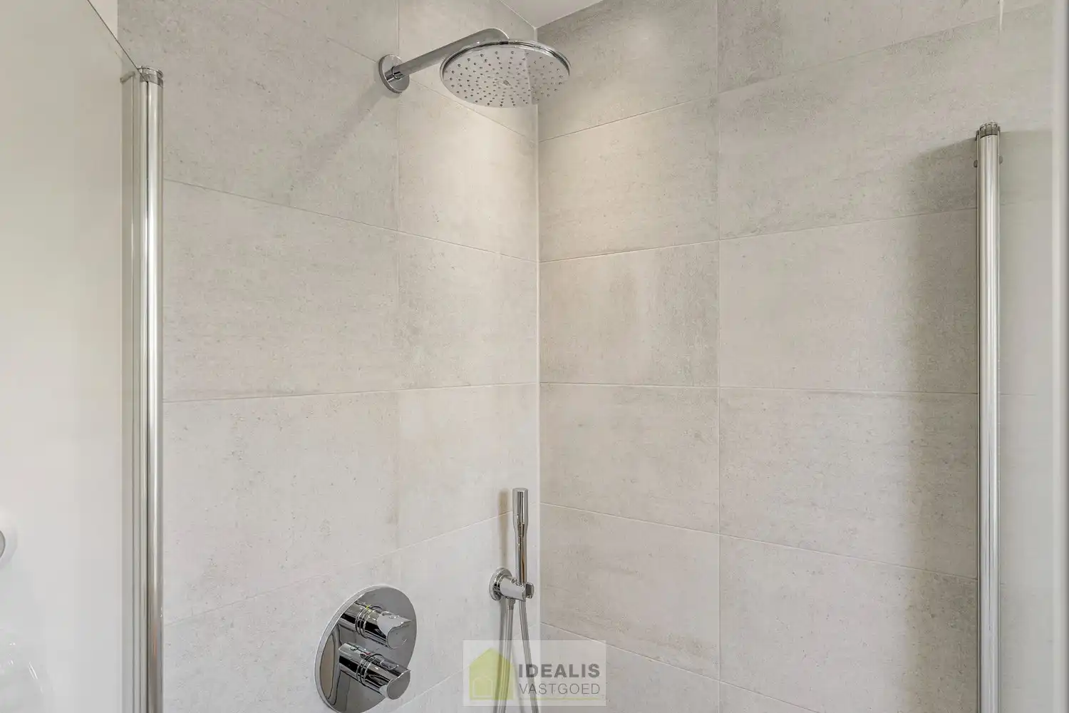 Recent gerenoveerde en perfect onderhouden eengezinswoning met lichtrijke leefruimte, praktisch uitgeruste keuken, 3 slaapkamers, knappe badkamer en knap bijgebouw! foto 36