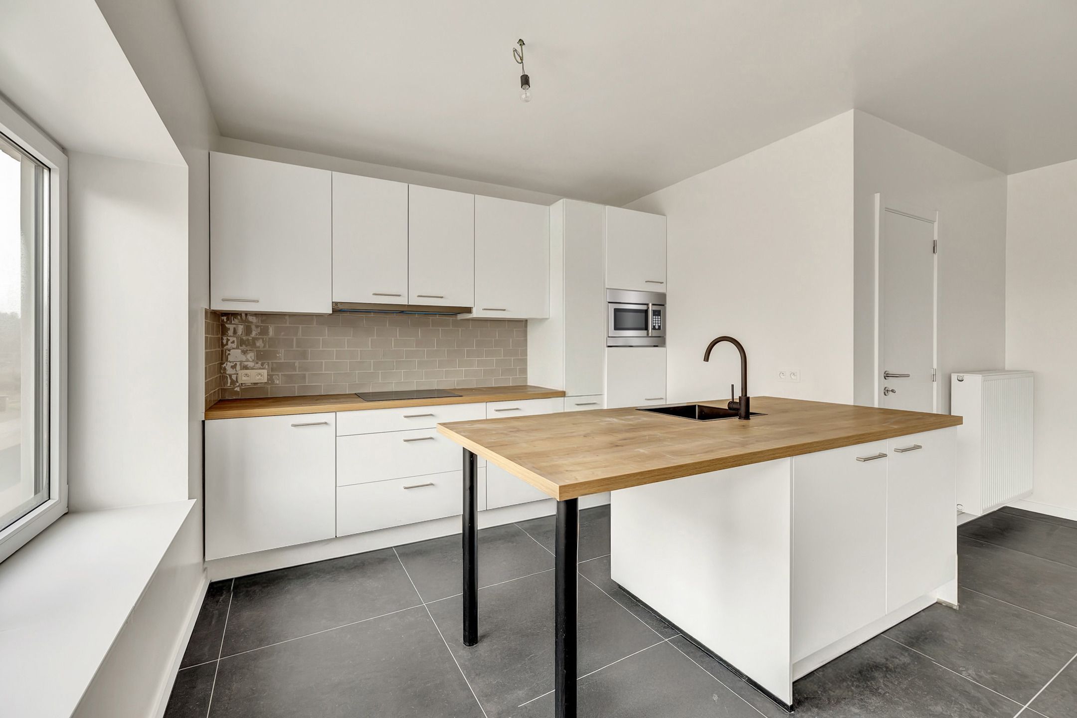 Totaal gerenoveerd appartement met 2 slpks en garage foto 4