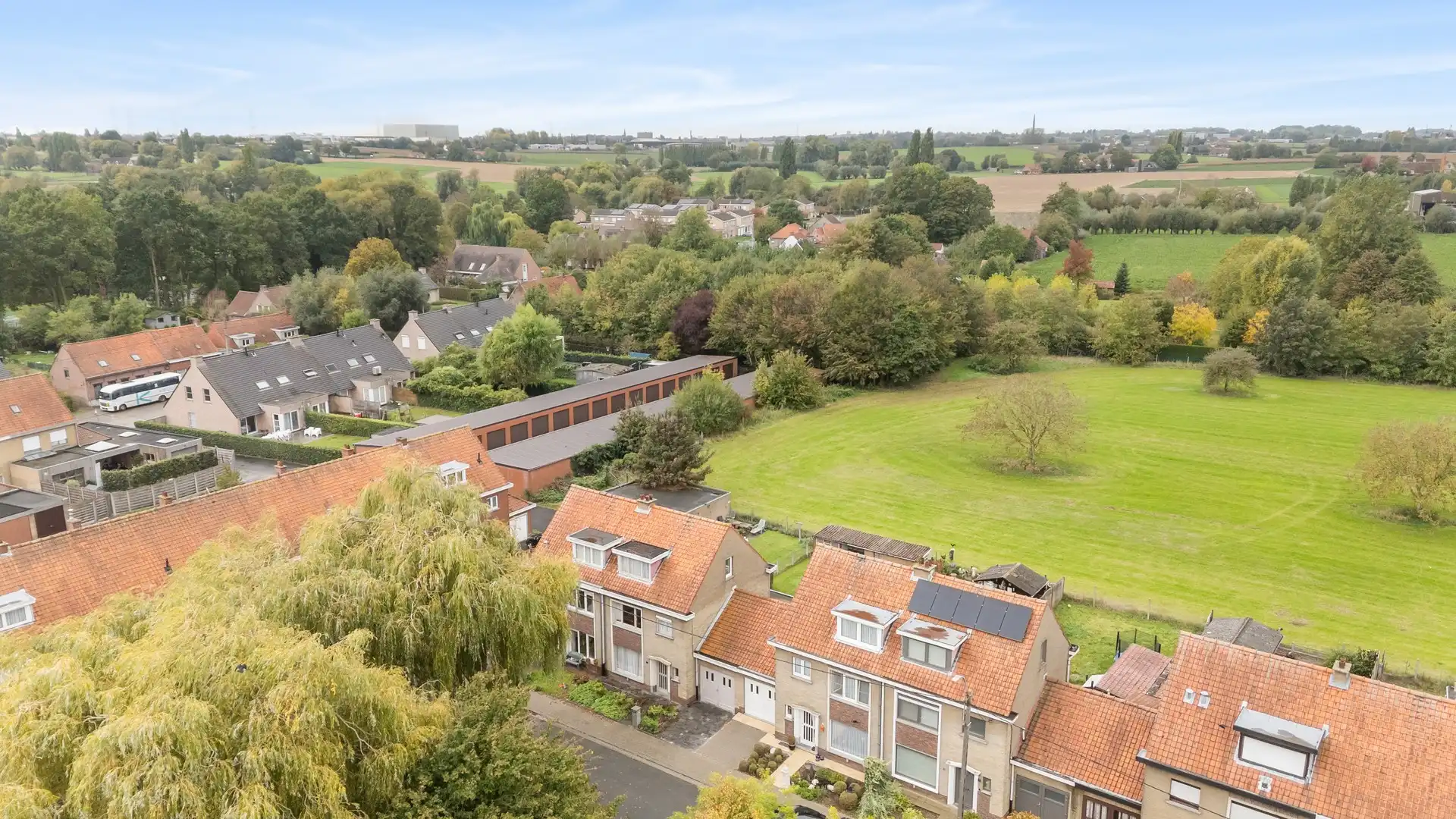 Zeer ruime kloeke woning met grote tuin! foto 30