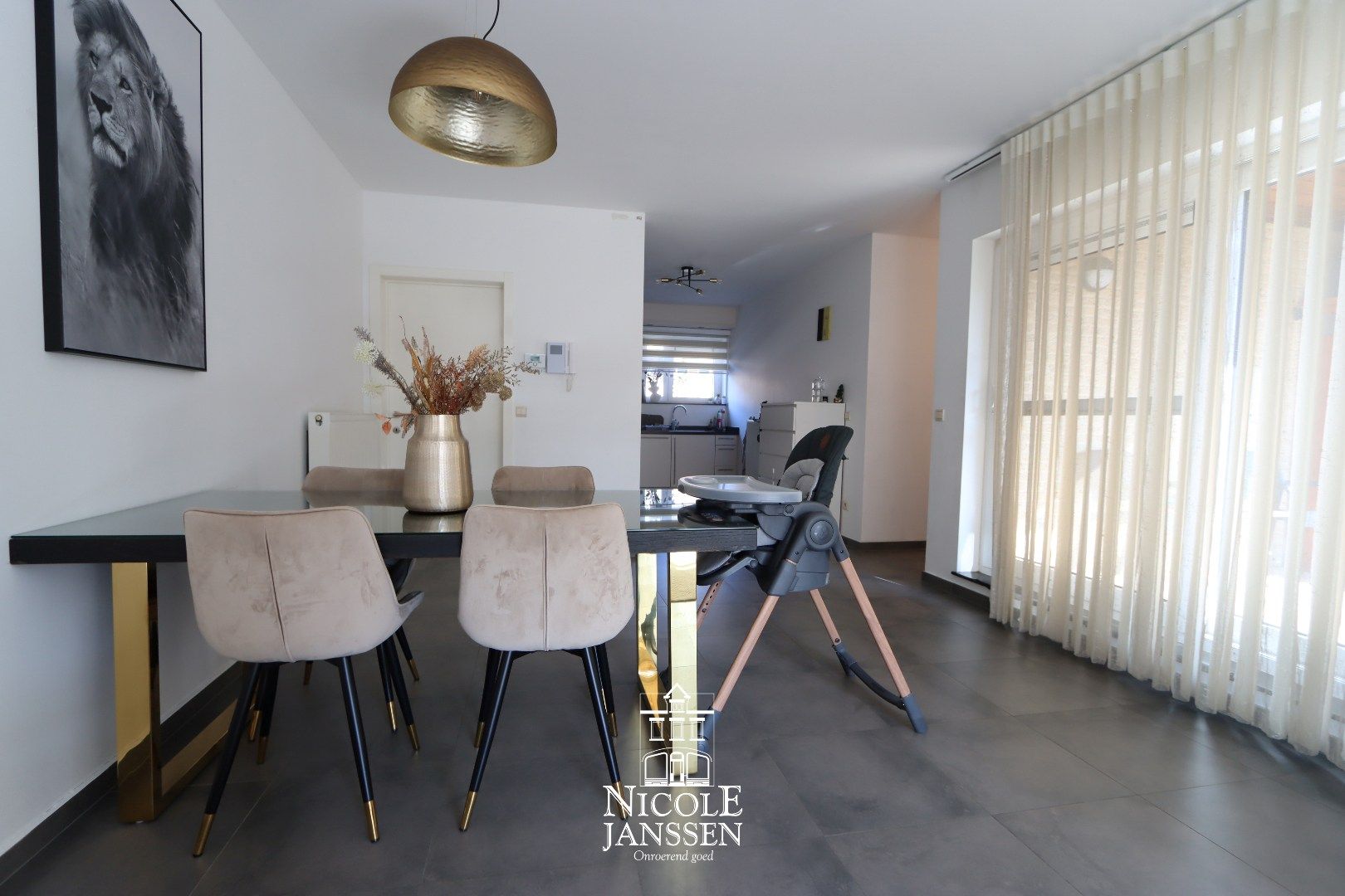 Instapklaar appartement met twee slaapkamers en overdekt terras foto 5