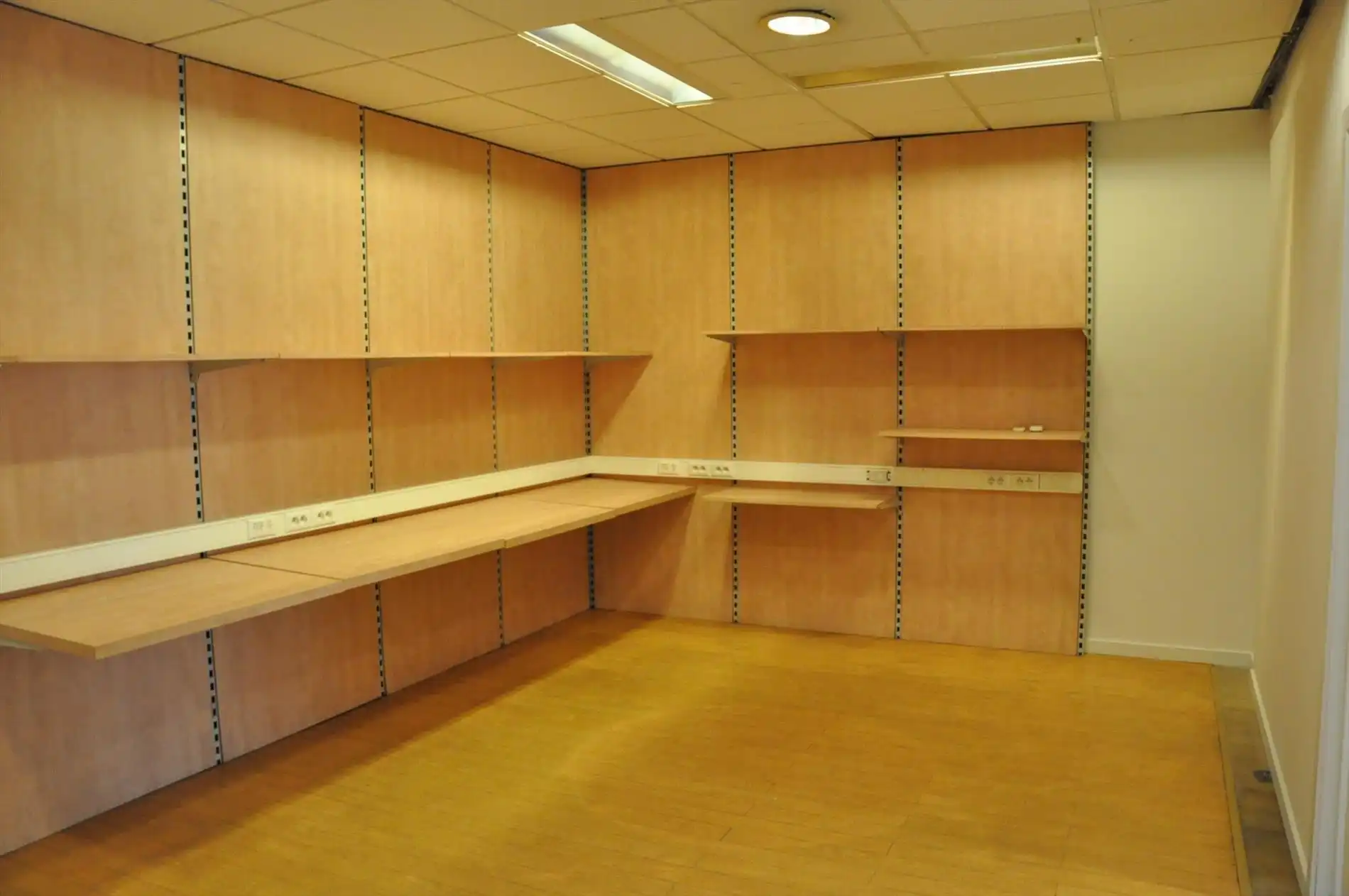 Handelspand (kantoor- of winkelruimte) met een totale oppervlakte van 150m² - centrale ligging foto 7