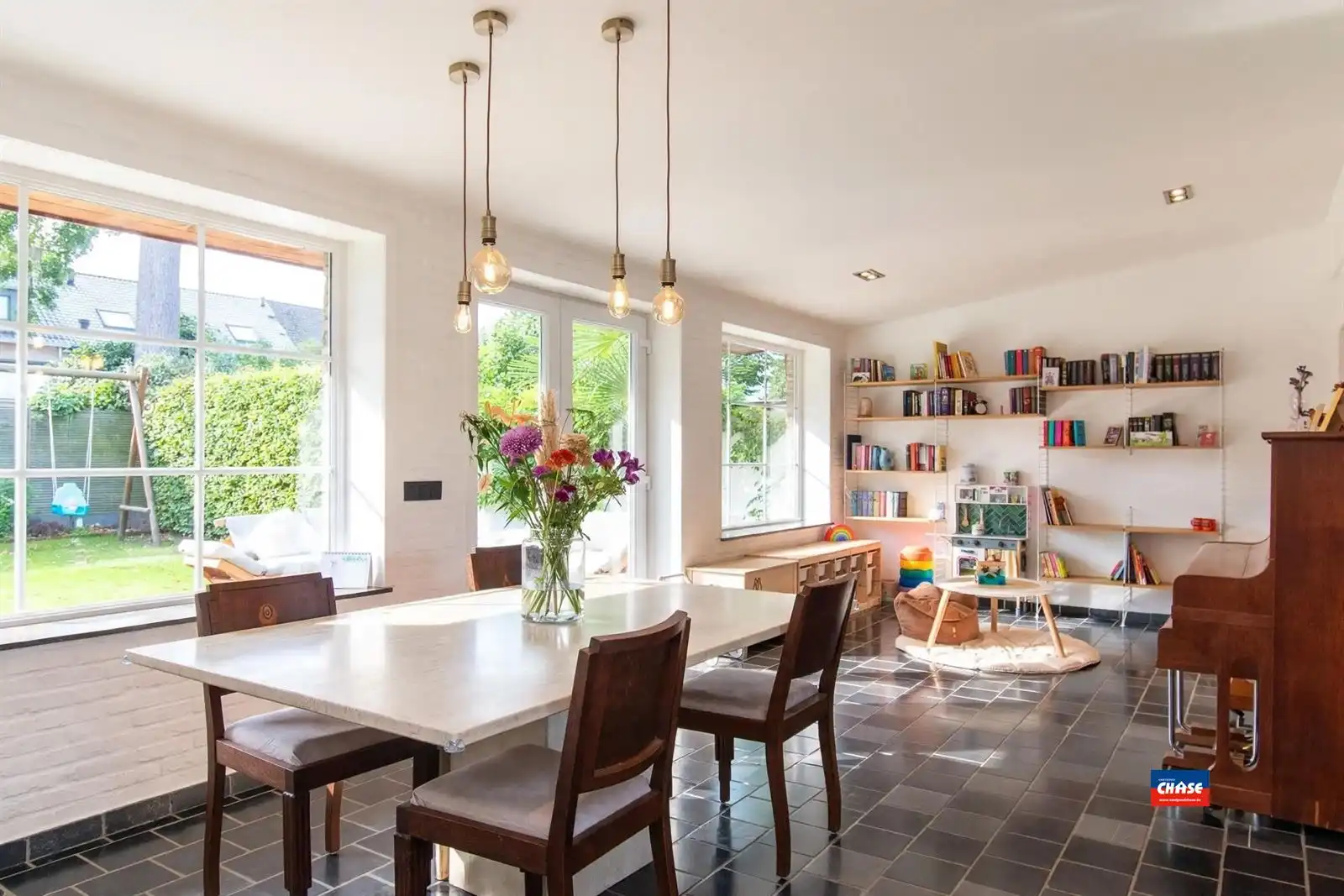Ruime gezinswoning met drie slaapkamers, ruime tuin en oprit foto 7