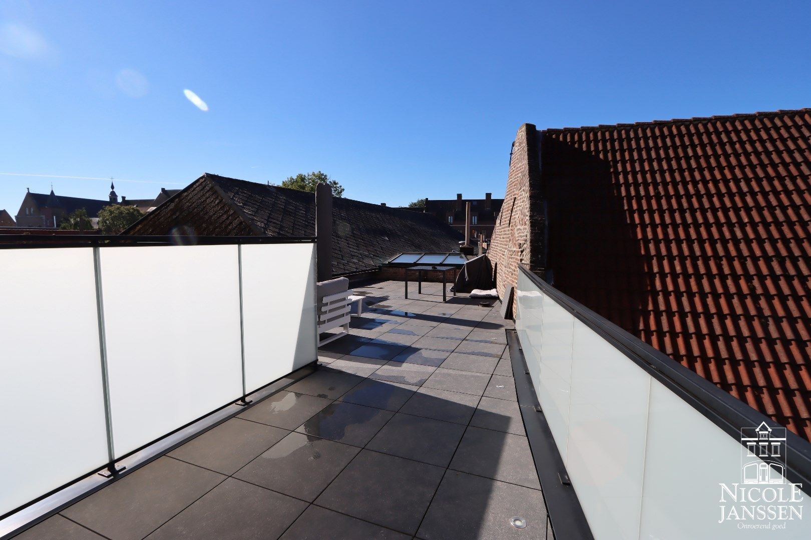 Prachtig duplex-appartement met twee slaapkamers en ruim dakterras in het hartje van Maaseik foto 11