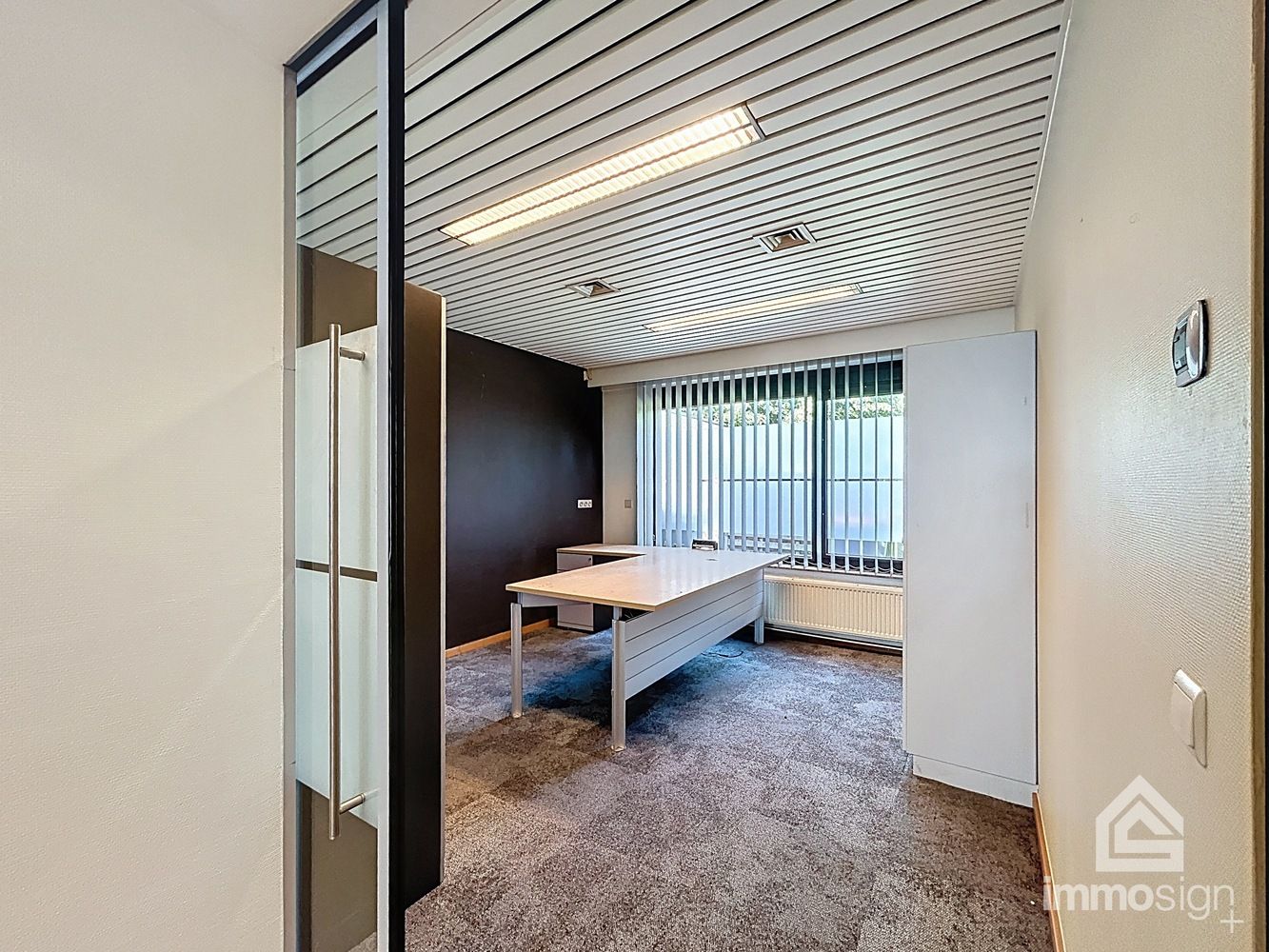 Gelijkvloerse kantoorruime van 243m² langs de Rijksweg foto 10