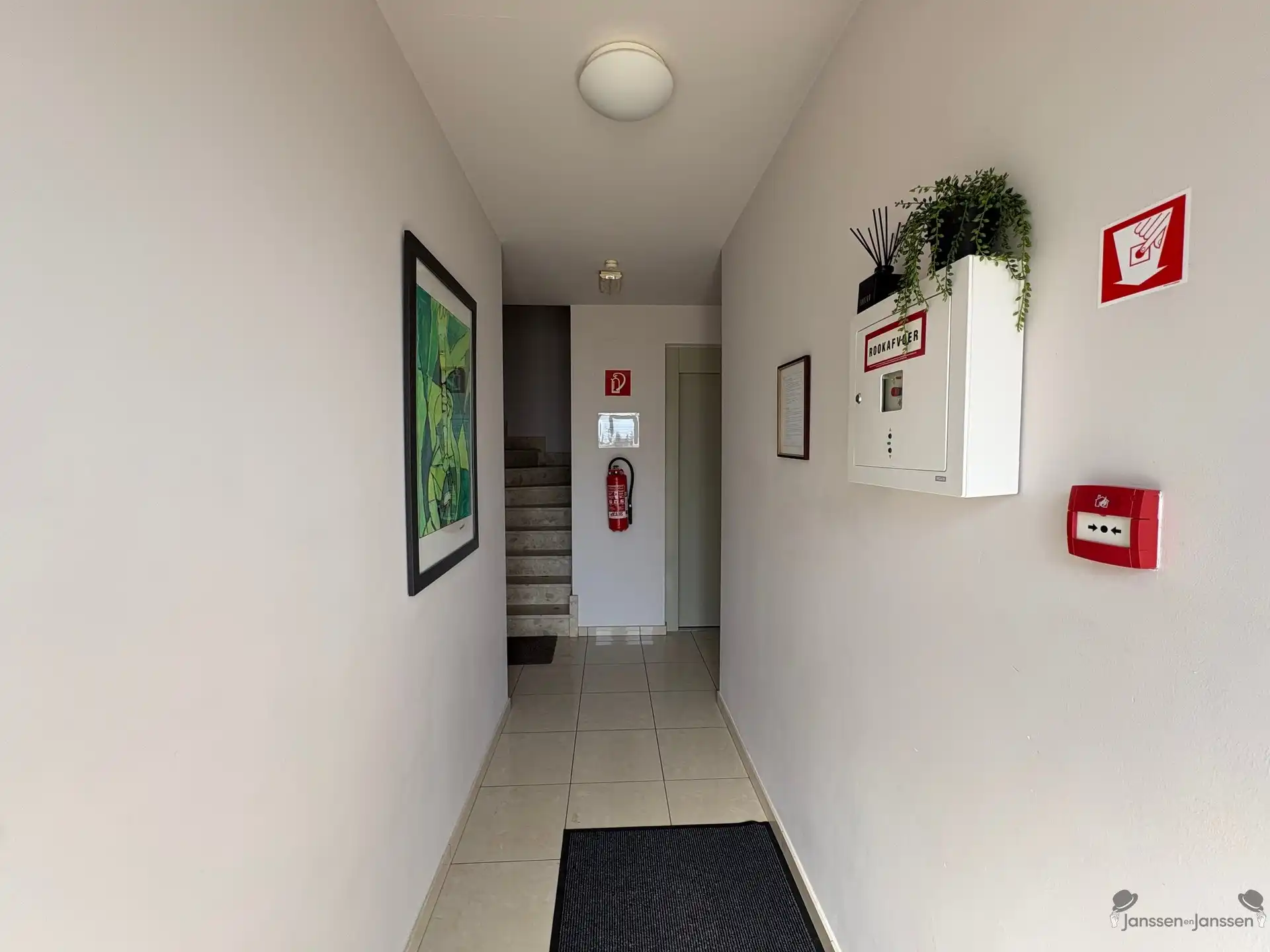 Ruim duplex appartement met terras en ondergrondse staanplaats te huur in Leopoldsburg  foto 3