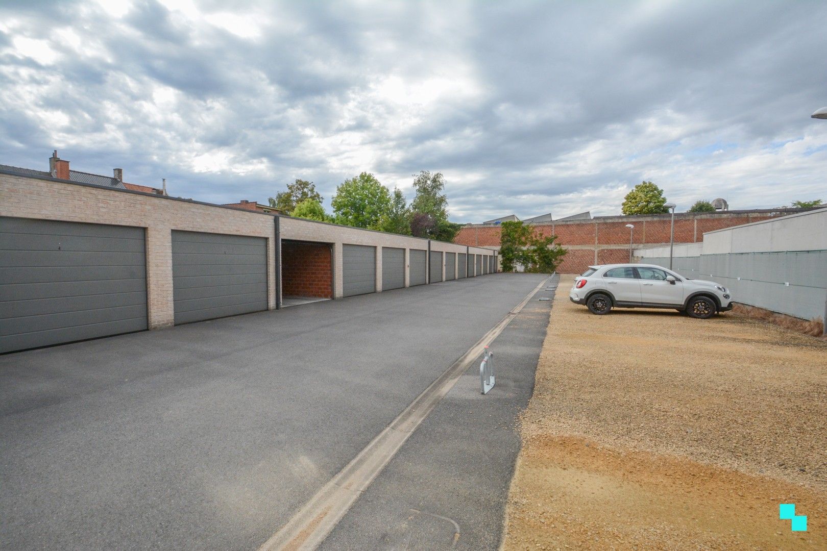 Ruim tweeslaapkamer appartement met terras, garage en staanplaats foto 18