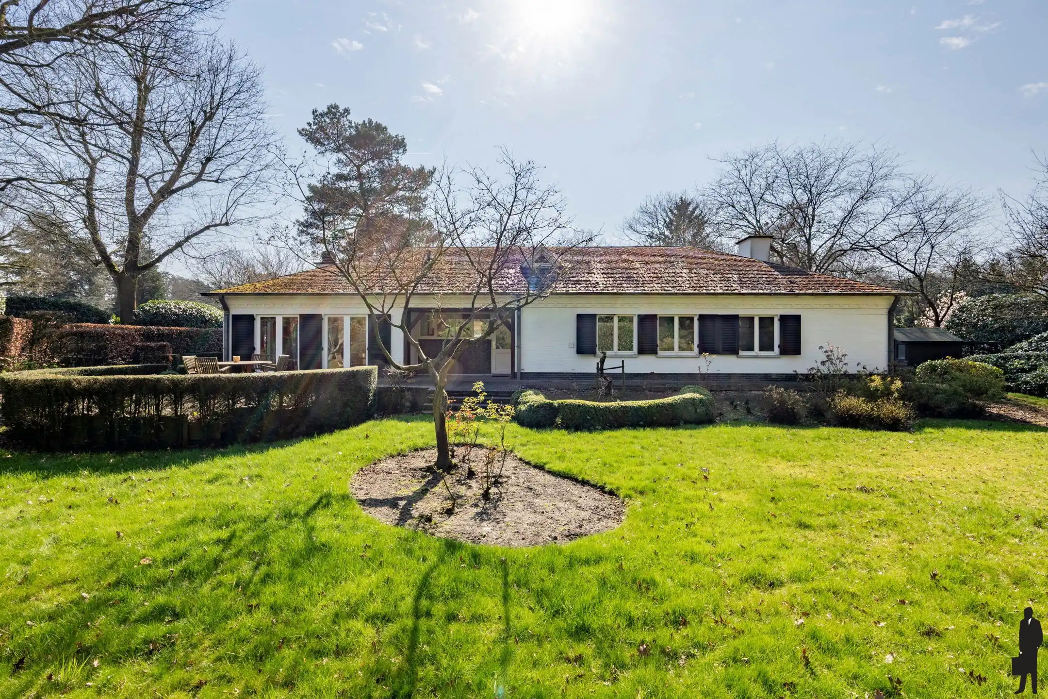 Gelijkvloerse woning met renovatiepotentieel op ca. 1.720 m² foto 2