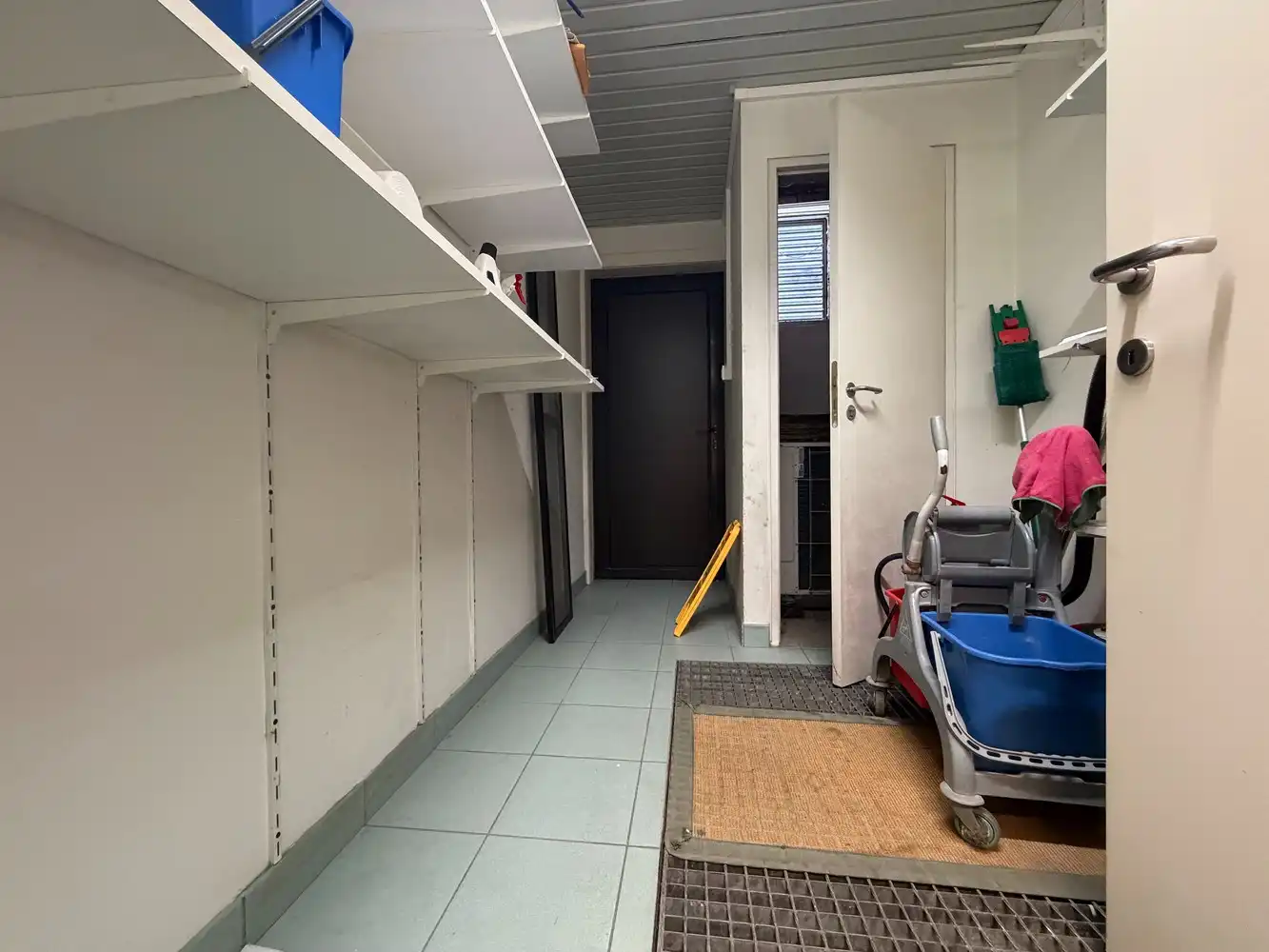 Ruim handelspand (161m²) op topligging in Torhout! foto 20