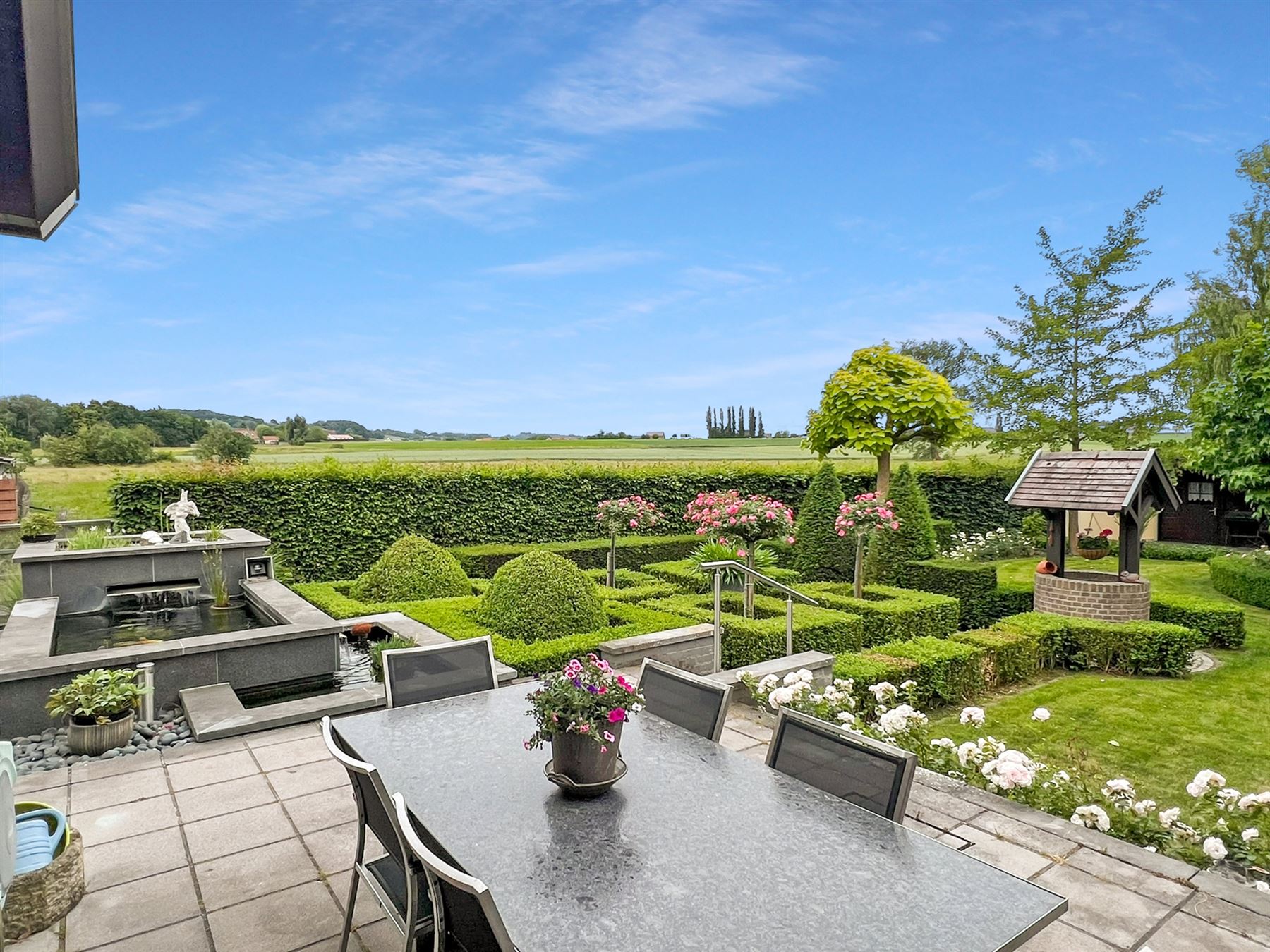 Comfortabele woning met een prachtige tuin en praktische bijgebouwen foto 4