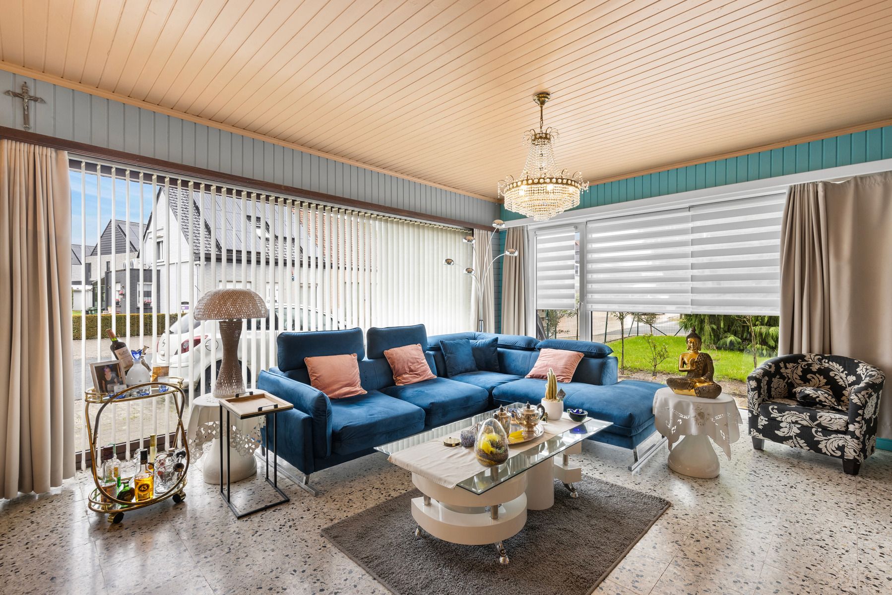 Zeer ruim appartement - te renoveren met 3 slpk's en garage foto 3