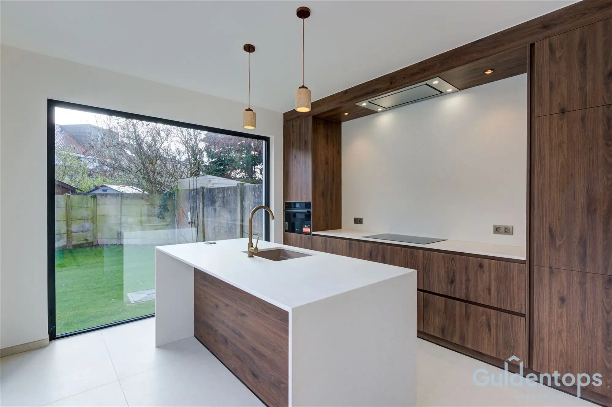 knappe, vernieuwde gezinswoning met tuin in hartje Berchem foto 9