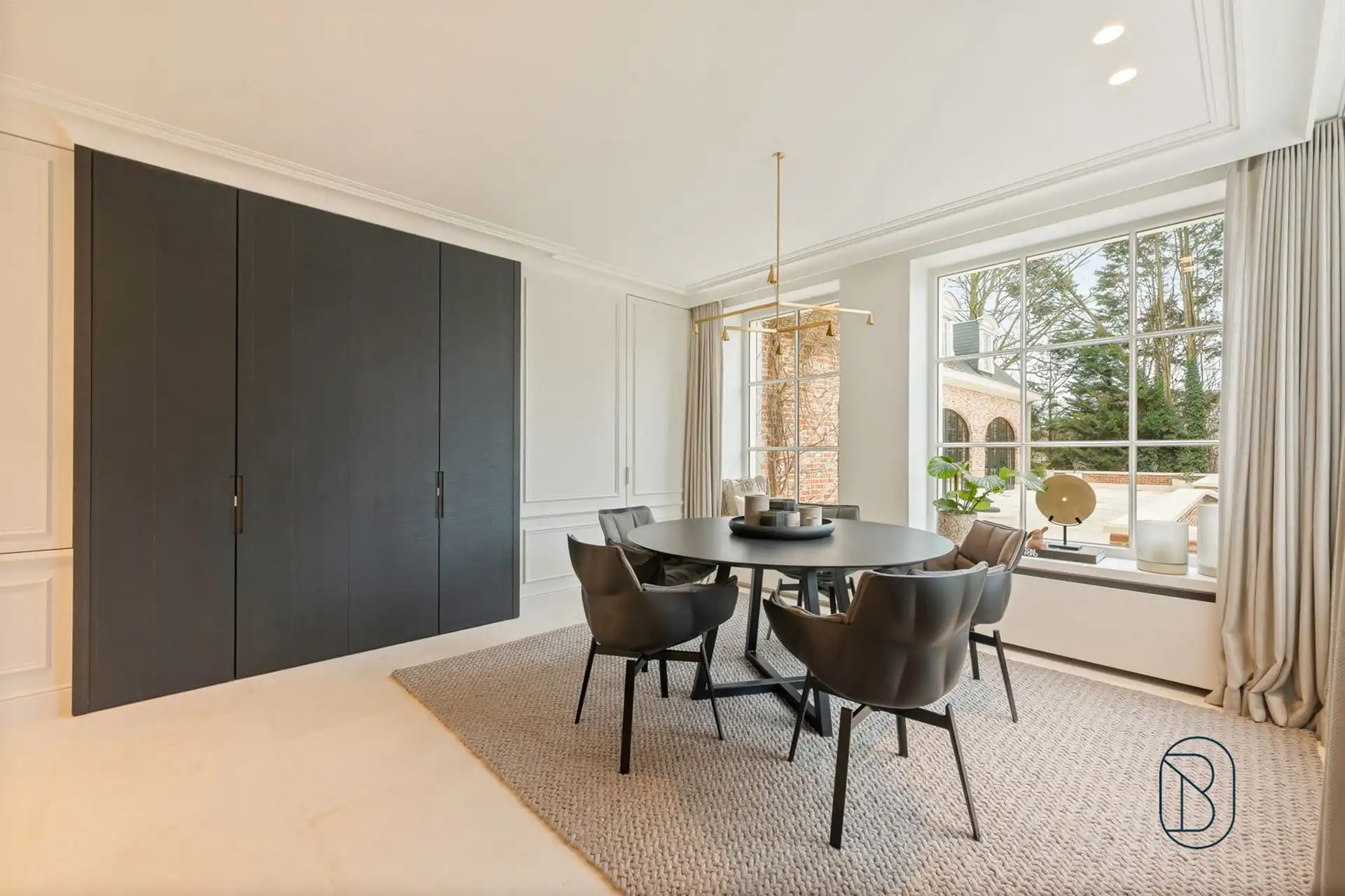 Prachtig afgewerkte franse villa met bijgebouw en zwembad foto 30