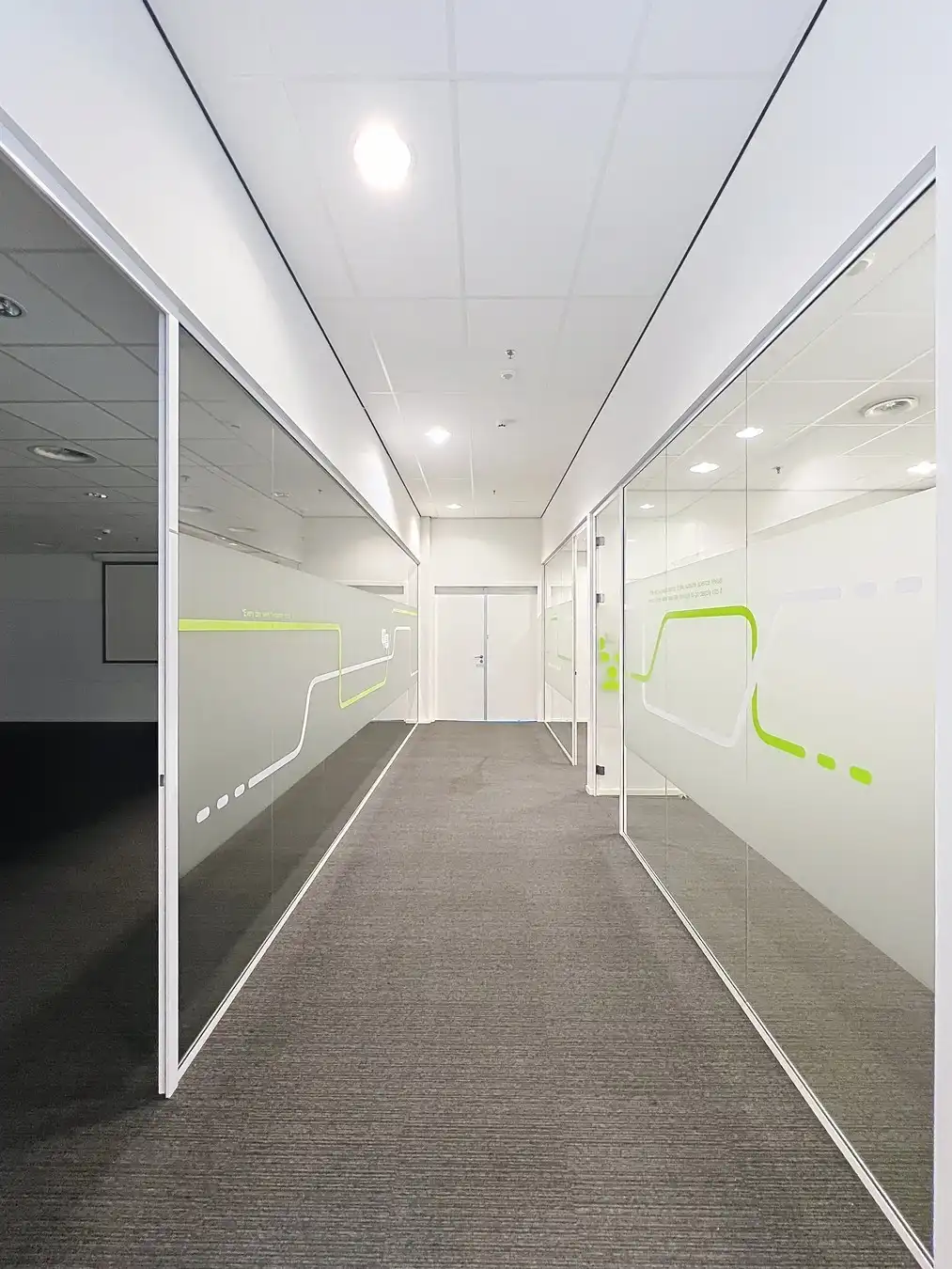 LICHTRIJKE kantoorruimten (1.400 tot 1.800m²) aan ZEER interessante voorwaarden nabij afrit Kortrijk-Oost E17. Onmiddellijk beschikbaar! foto 21