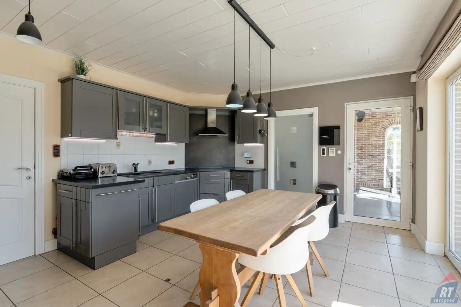 Zeer ruime, instapklare gezinswoning met  4 tot 5 slaapkamers foto 10