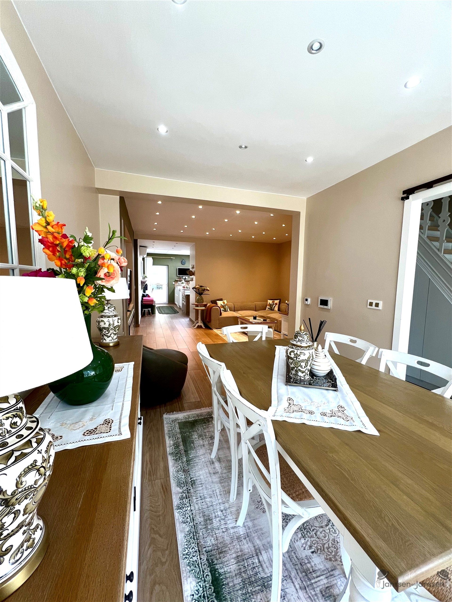 Gerenoveerde rijwoning met 3 slaapkamers & tuin foto 4