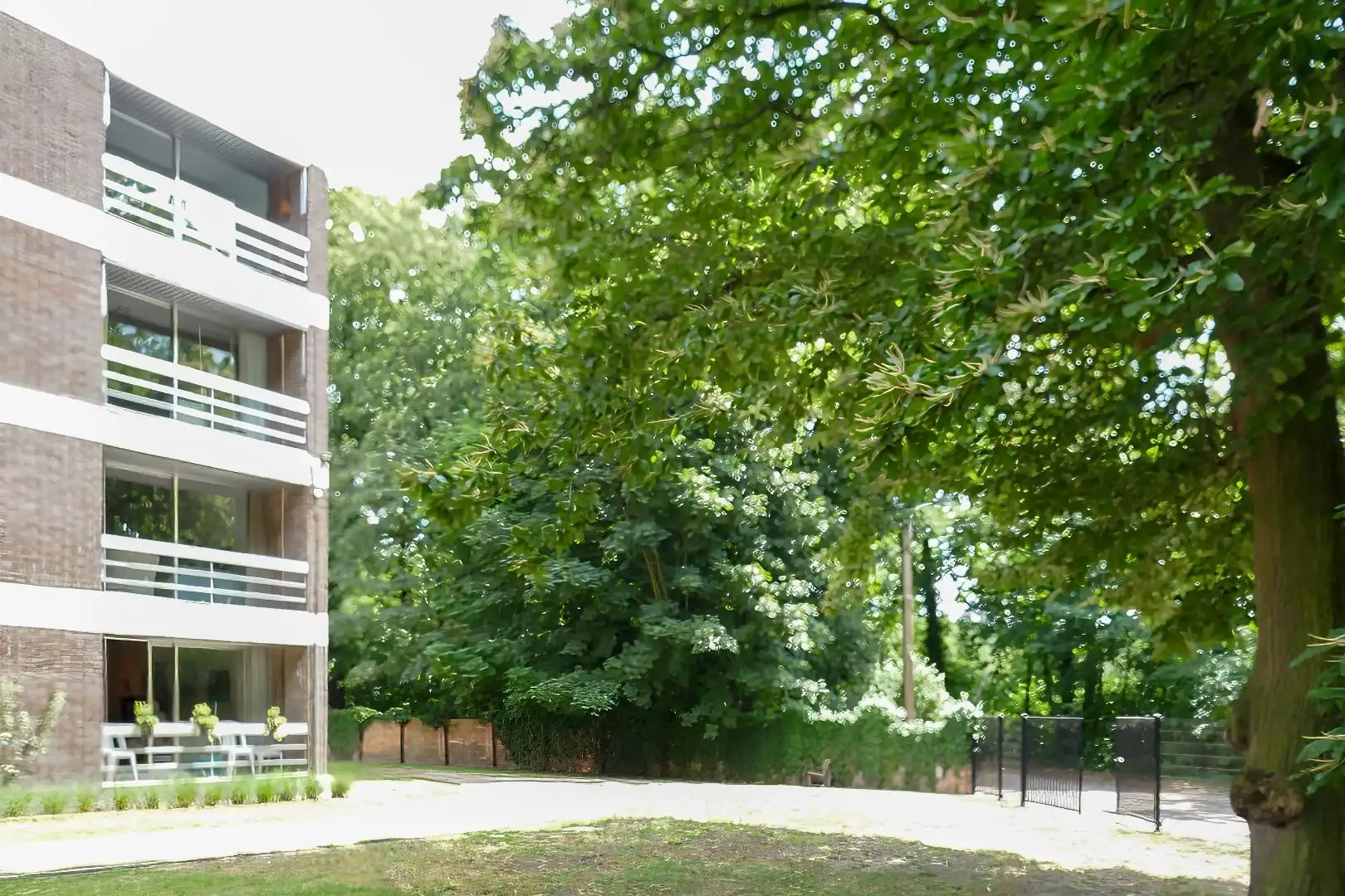 Gerenoveerde serviceflat midden het groen in Assebroek. foto 14