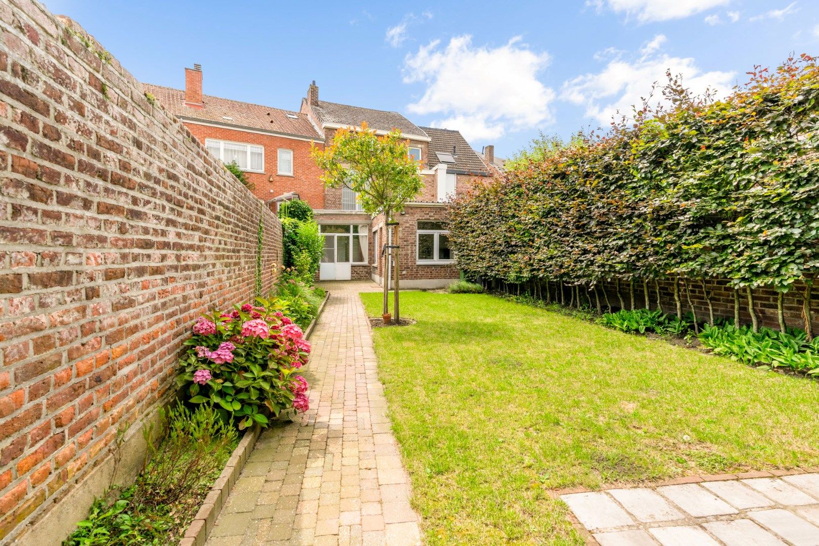 Prachtig herenhuis met 4 slaapkamers, tuin en dubbele garage in Tongeren centrum foto 2