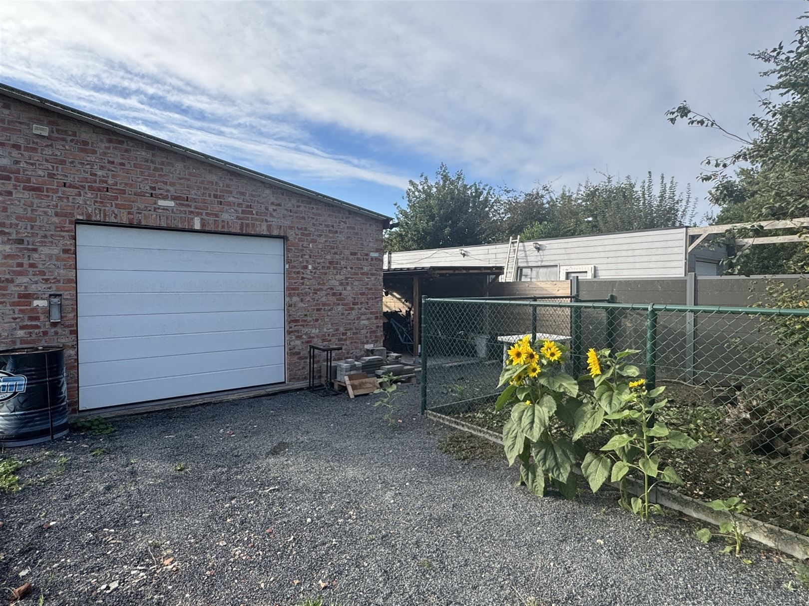 Te renoveren woning met ruime garage & dubbele toegangsweg foto 12