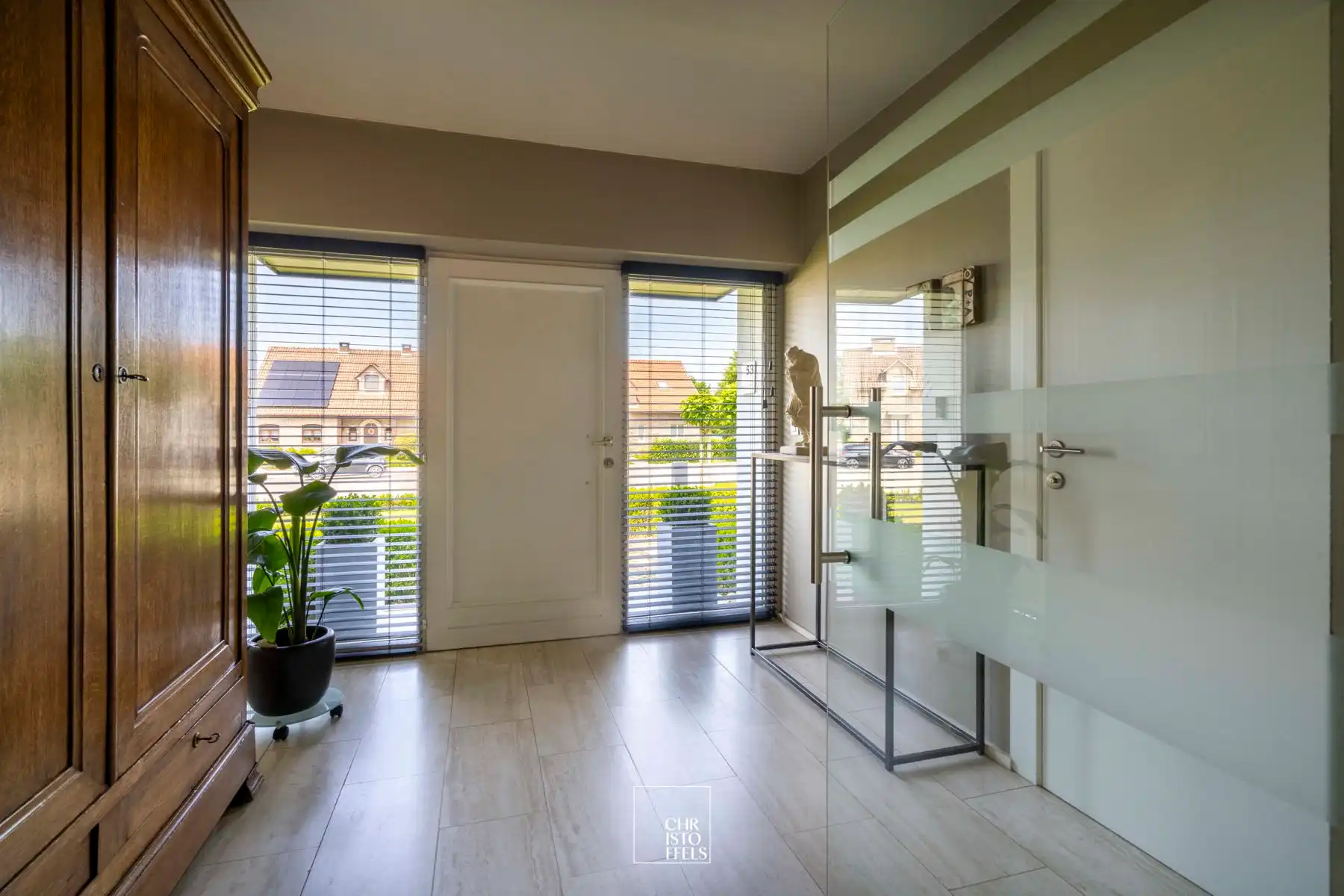 Stijlvol gerenoveerde vrijstaande woning met 3 slaapkamers en 2 badkamers op een perceel van 12a90ca!  foto 2