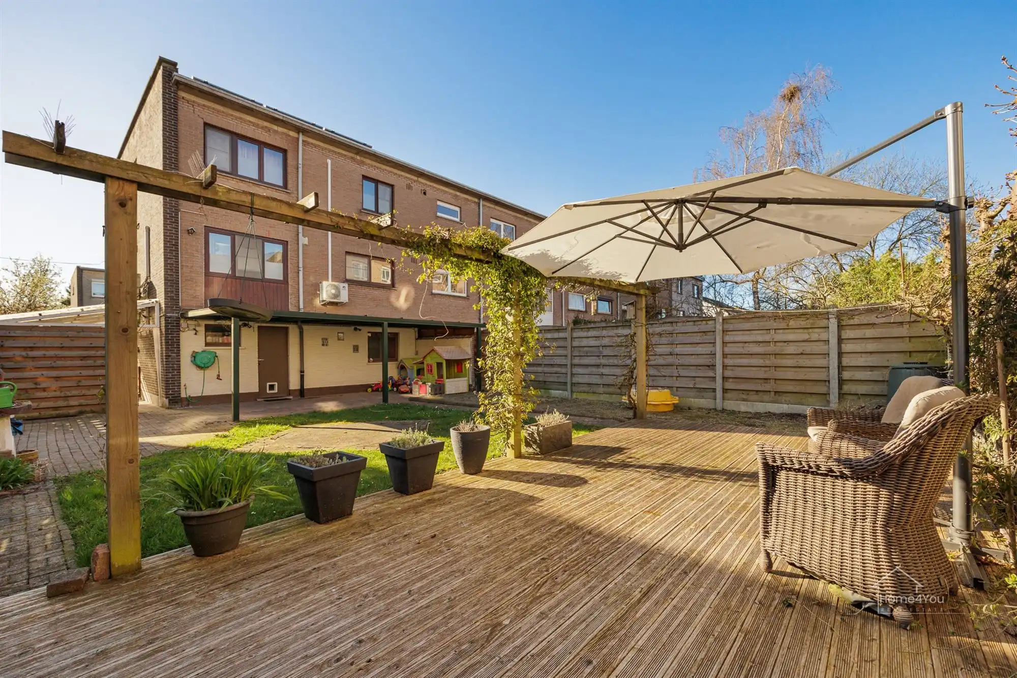 Ruime gezinswoning met 5 slaapkamers en tuin foto {{pictureIndex}}