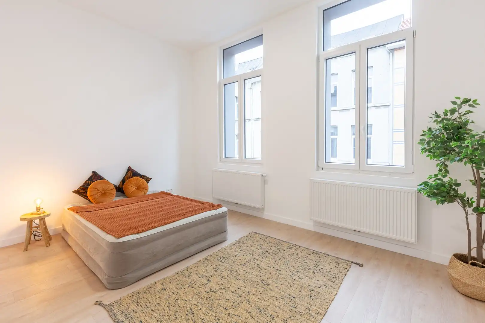 Grondig gerenoveerde woning met 3 slpks foto {{pictureIndex}}