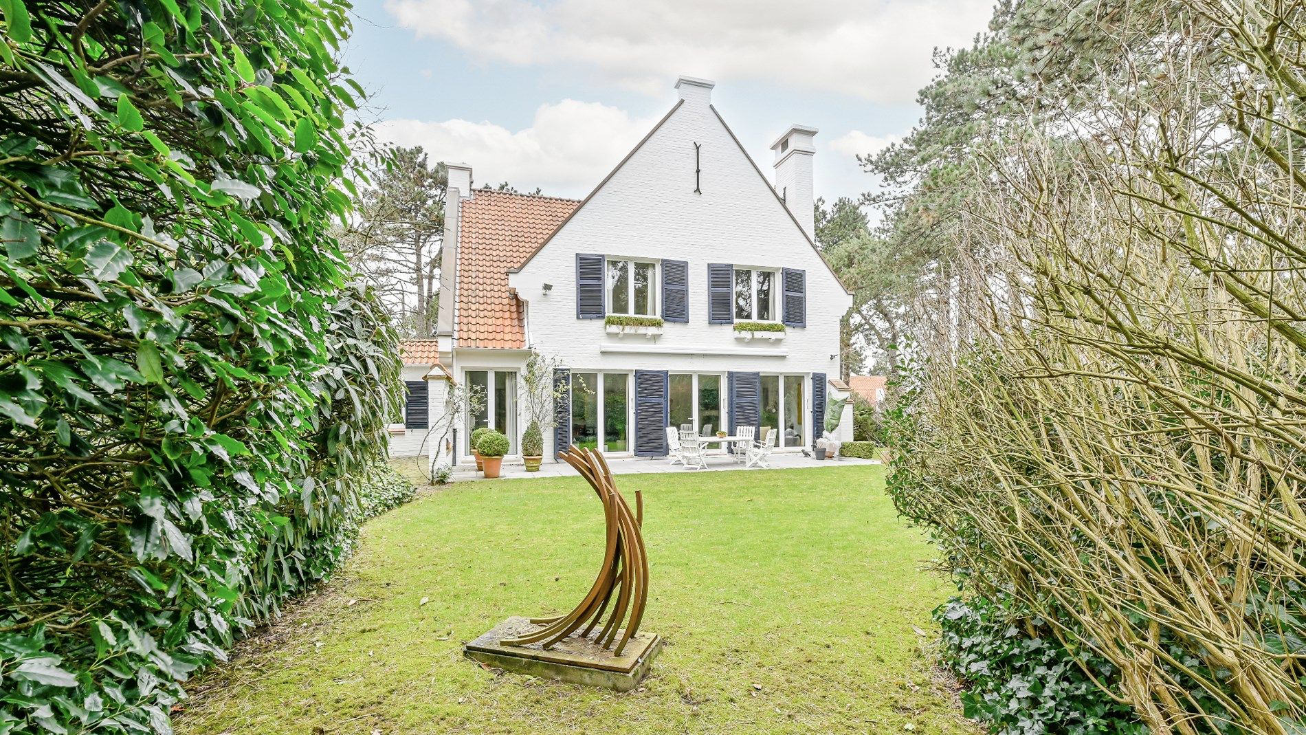 Klassevolle villa gelegen in alle rust vlak aan de Royal Zoute Golf en op wandelafstand van het strand en het centrum foto 4