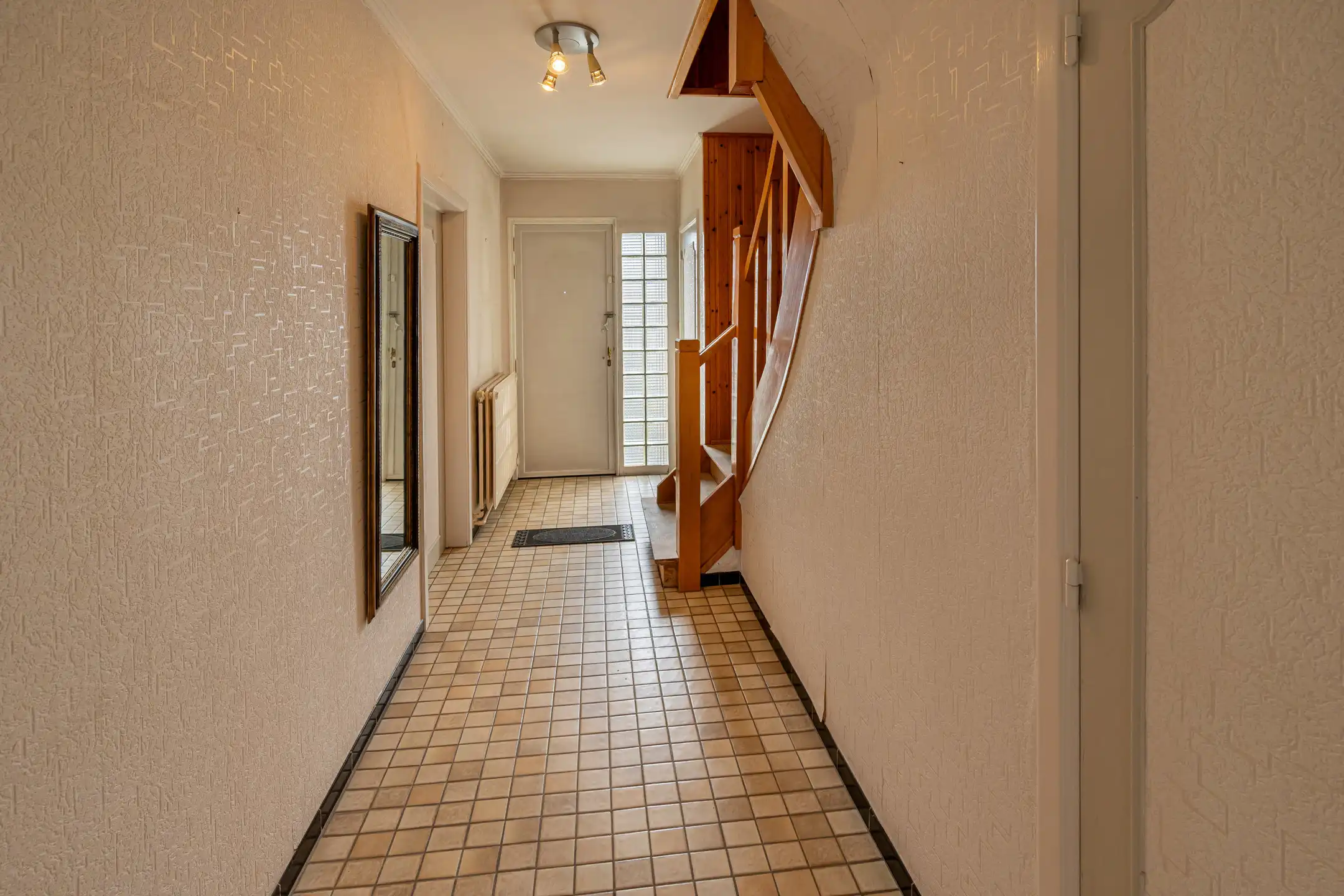 Te moderniseren HOB met garage en tuin foto 11