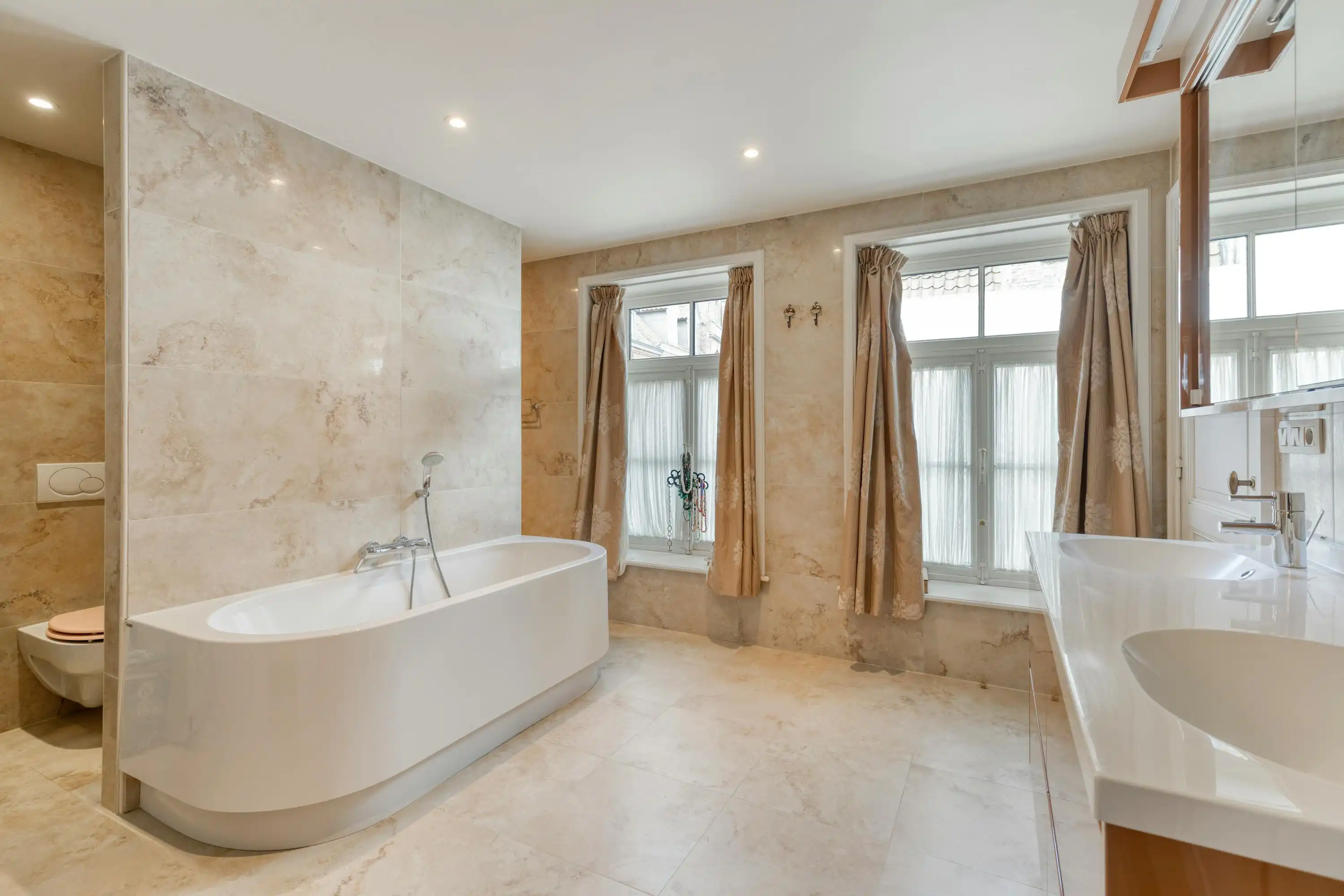 Charmant, instapklare herenhuis (°2007) op toplocatie in Brugge foto 15