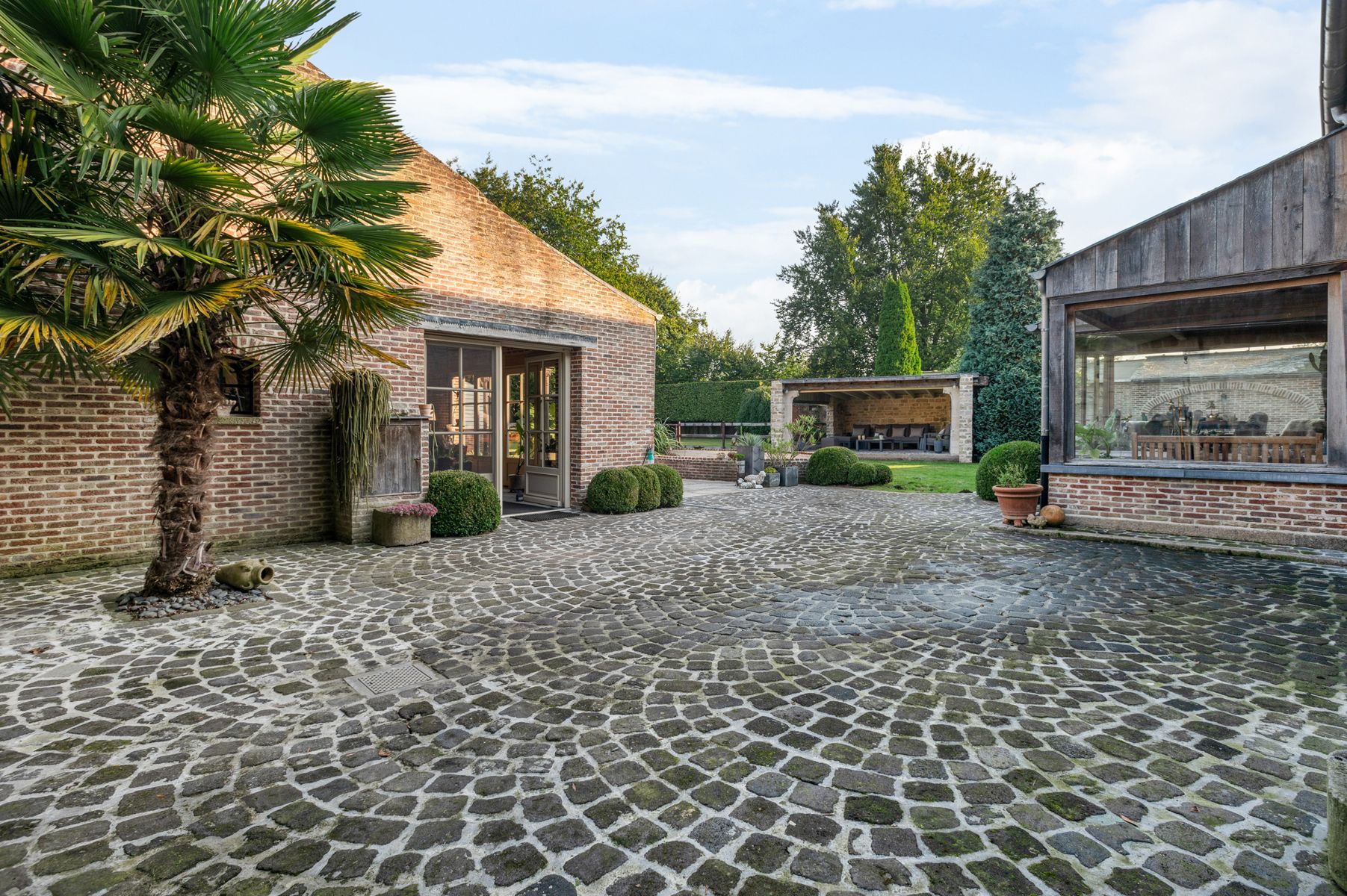 Gerenoveerde hoevewoning met praktijk en paardenstallen.  foto 38