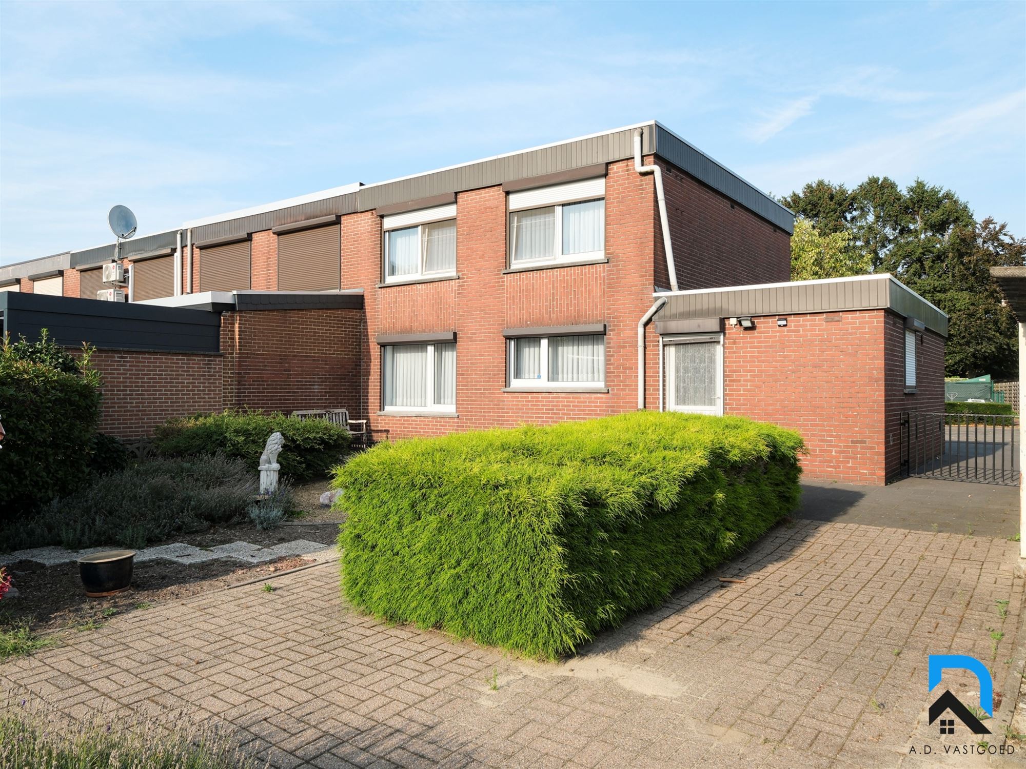 Halfopen bebouwing met tuin nabij het centrum van Genk foto 4