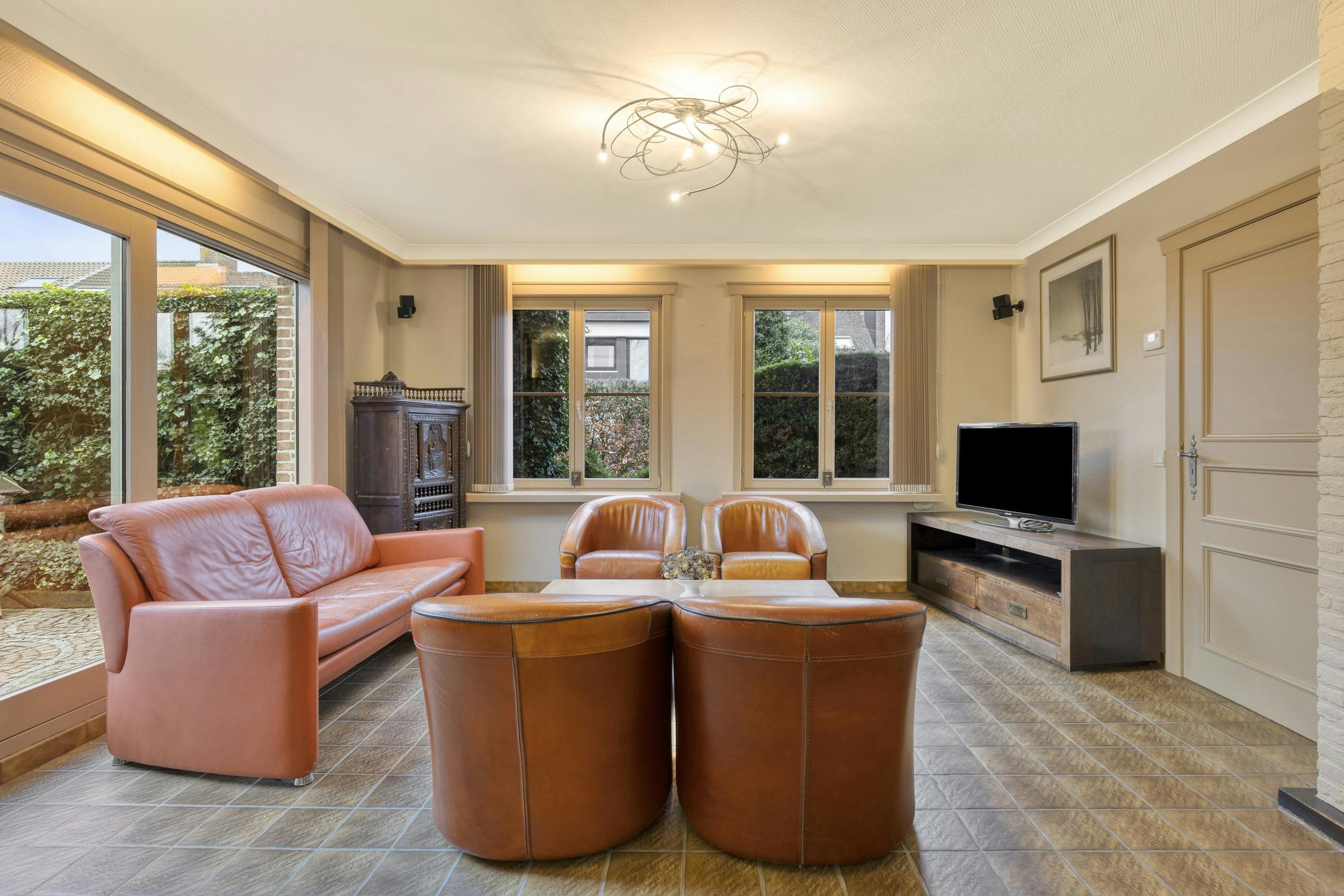 Mooie villa met schitterende tuin in residentiële woonwijk foto 5