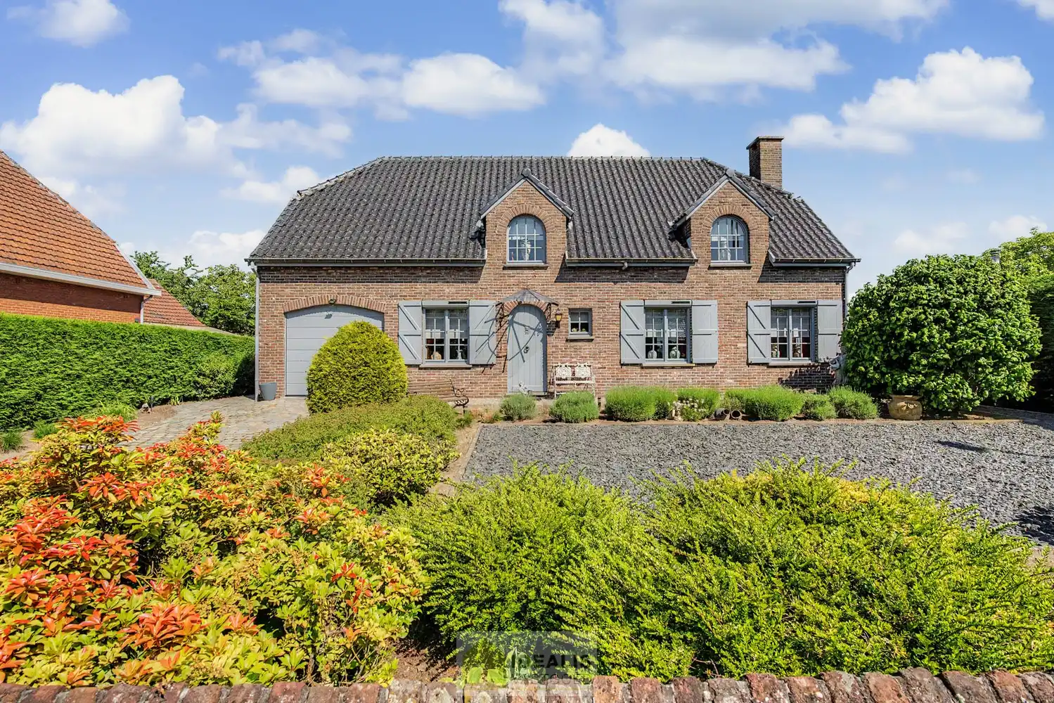 KARAKTERISTIEKE GEZINSWONING OP WANDELAFSTAND VAN HET CENTRUM VAN PEER MET WOONKAMER, GOED UITGERUSTE KEUKEN, BADKAMER, BUREAU, MOGELIJKHEID TOT MAAR LIEFST 4 SLAAPKAMERS EN EEN INPANDIGE GARAGE MET SECTIONALE POORT! - De woning omvat +-204m² bewoonbare oppervlakte en is gelegen op een perceel van +- 9a 46ca (946m²). Zeer geschikt voor kandidaten op zoek naar een centraal gelegen woning met karakter, nog volledig naar smaak op te frissen! foto 2